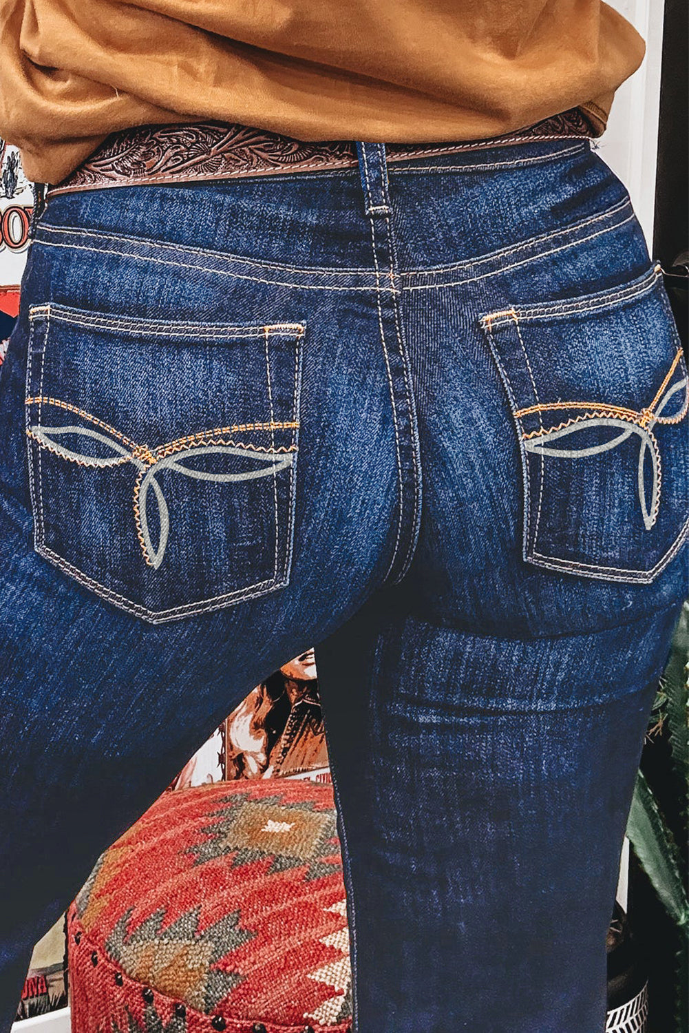 Vaqueros acampanados con bolsillo de parche y pespuntes azules marinos