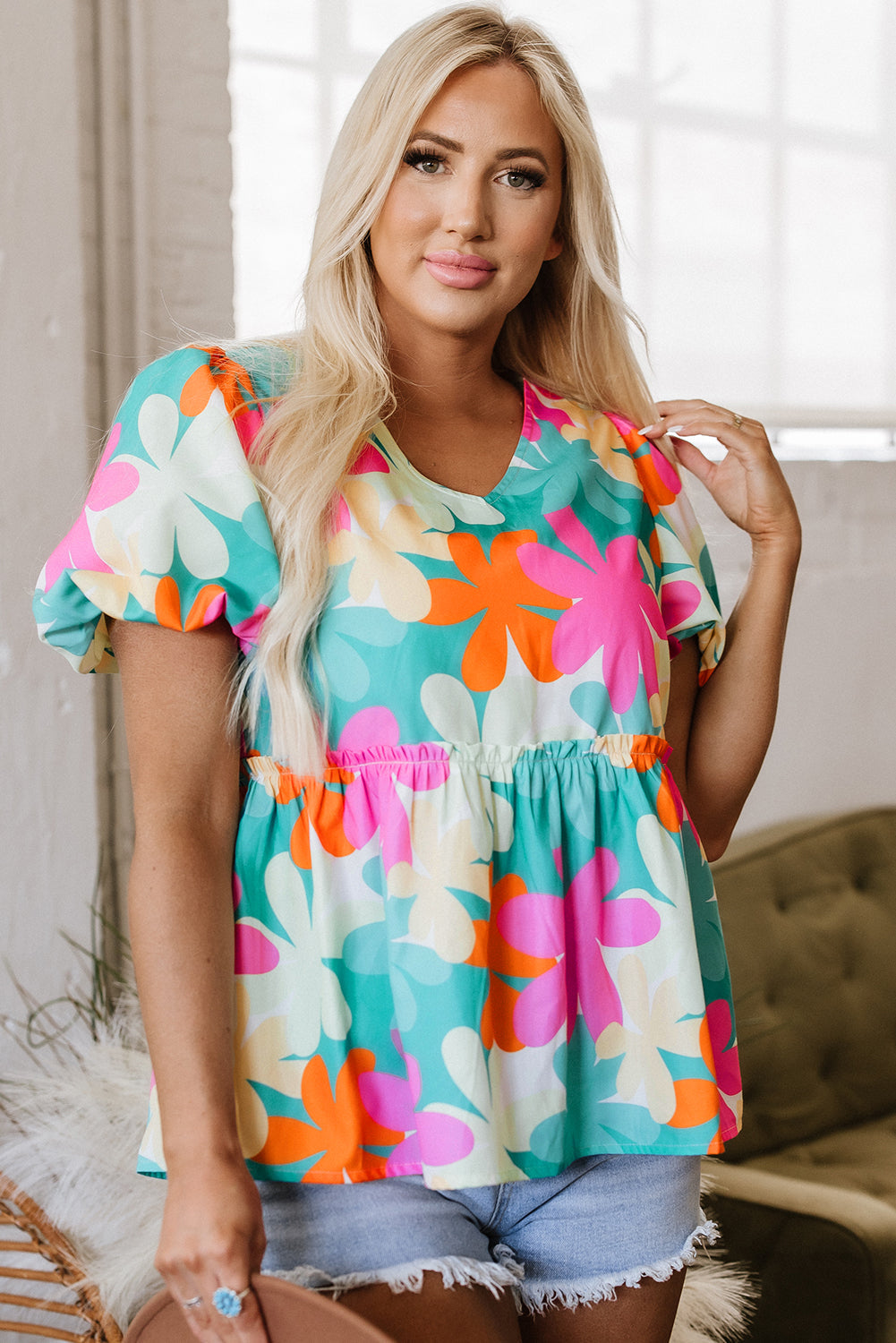Blusa peplum con estampado floral rosa, cuello en V y mangas abullonadas