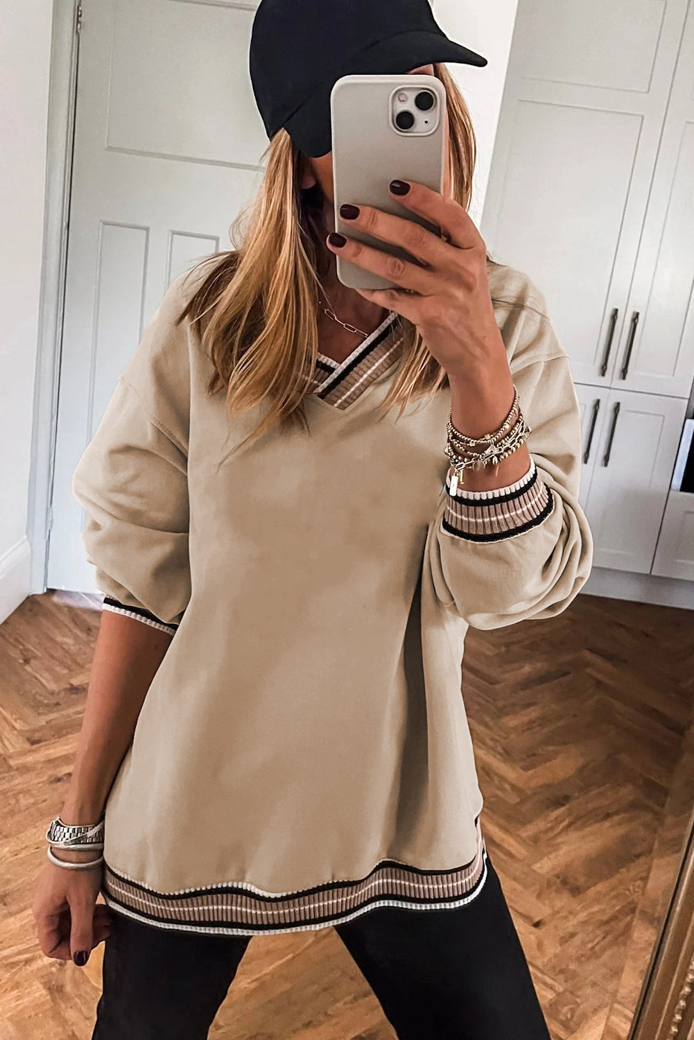 Sudadera gris con cuello en V y ribete de contraste de estilo universitario