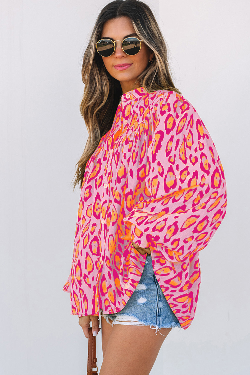 Camisa casual de manga globo con estampado de leopardo de gran tamaño en color beige francés claro