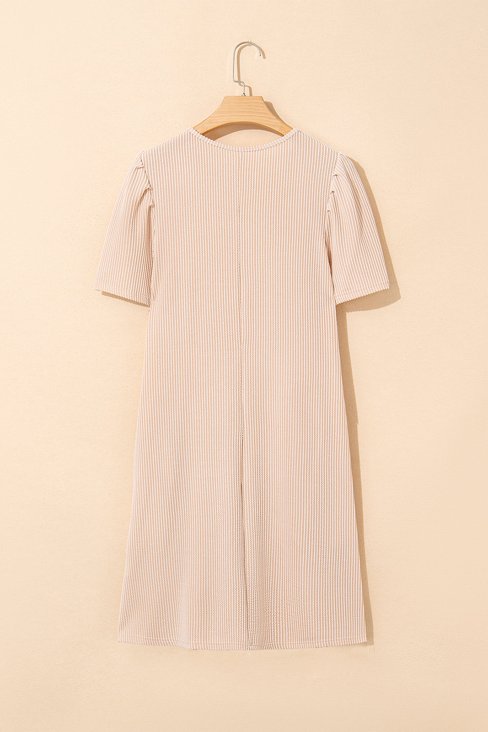 Minivestido recto de punto acordonado con cuello redondo, manga abullonada y color pergamino