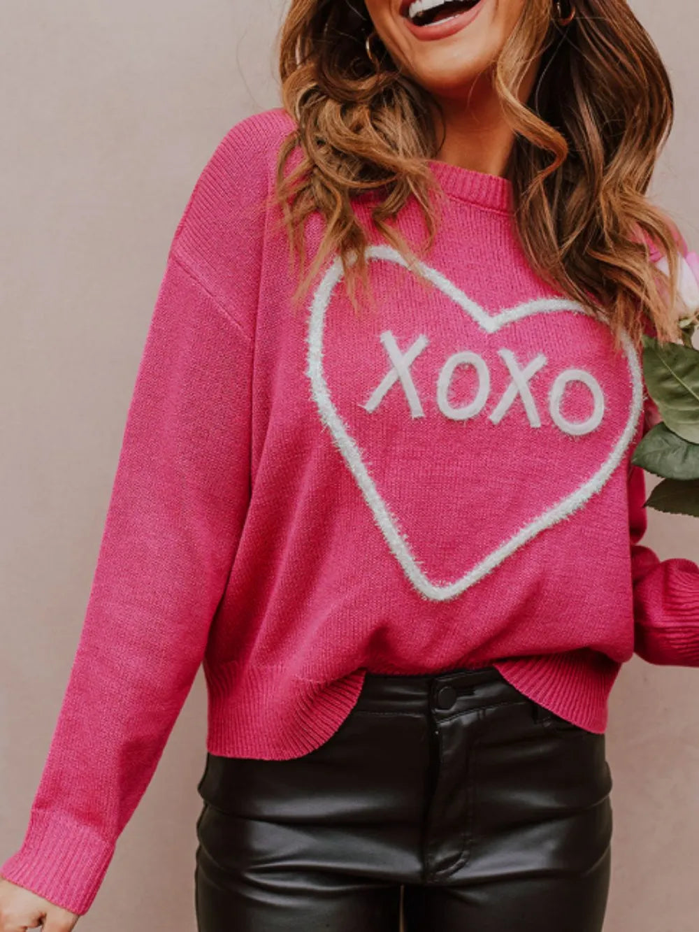 Suéter XOXO de cuello redondo y hombros caídos