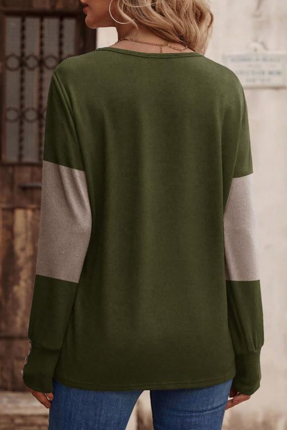 Camiseta de Manga Larga con Cuello de Pico en Contraste y Botones Decorativos