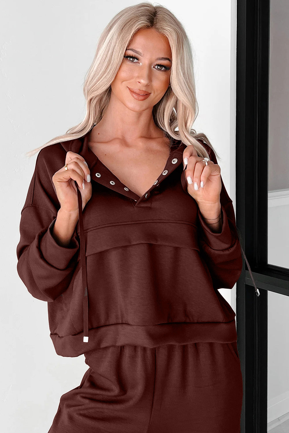 Conjunto de 2 piezas de Sudadera Corta con Capucha, Cordón, Botones y Jogger color café de achicoria