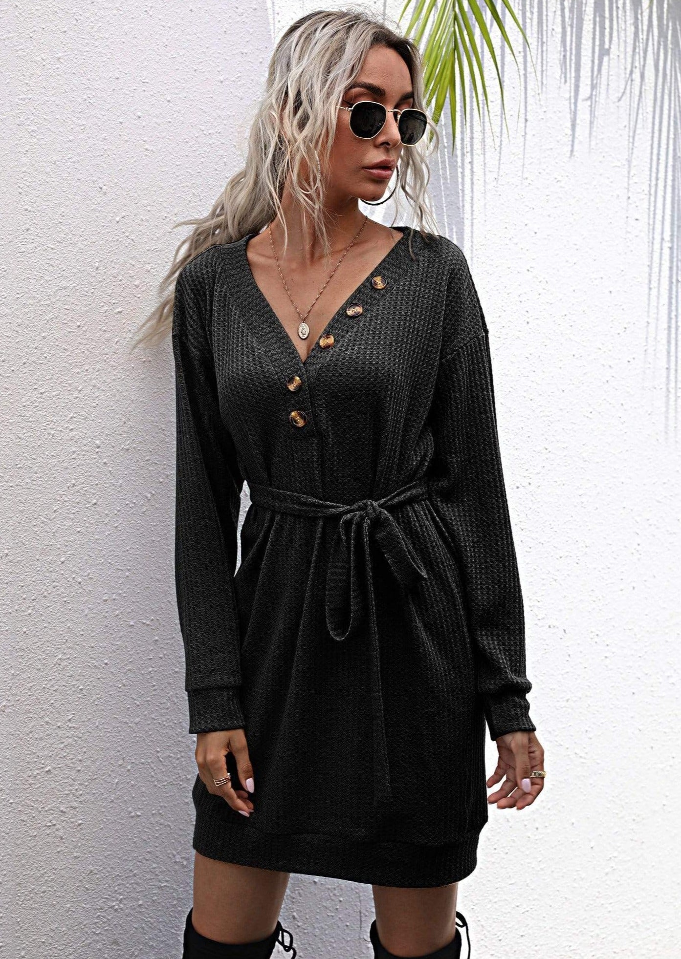 Vestido de punto con cuello de pico y botones