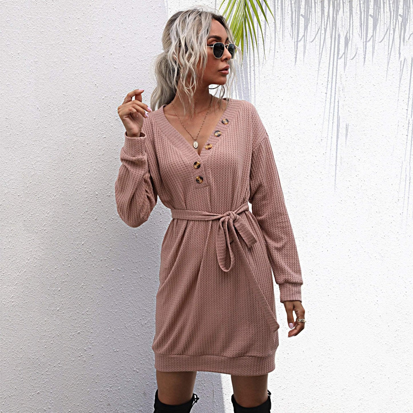 Vestido de punto con cuello de pico y botones