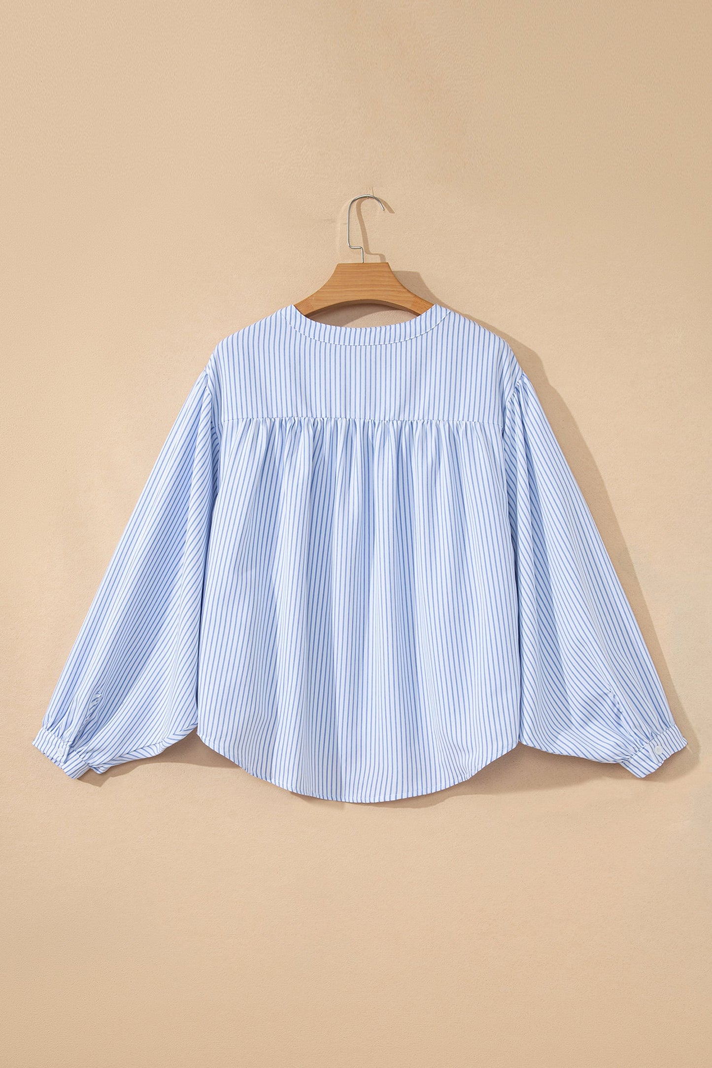 Camisa holgada tipo túnica de manga ancha con estampado floral a rayas azul cielo y bordados