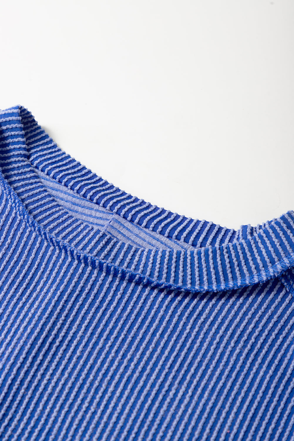 Camiseta blanca de punto acanalado arrugado con cuello redondo