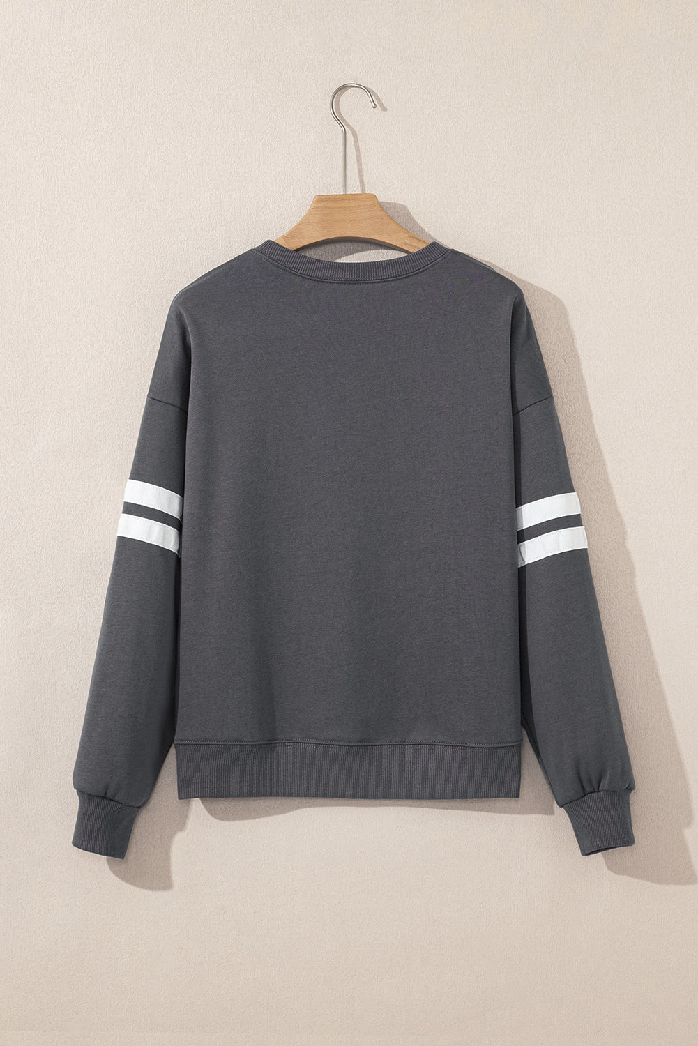 Sudadera Oversize Azul Cielo con Detalle de Rayas Universitarias y Hombros Caídos