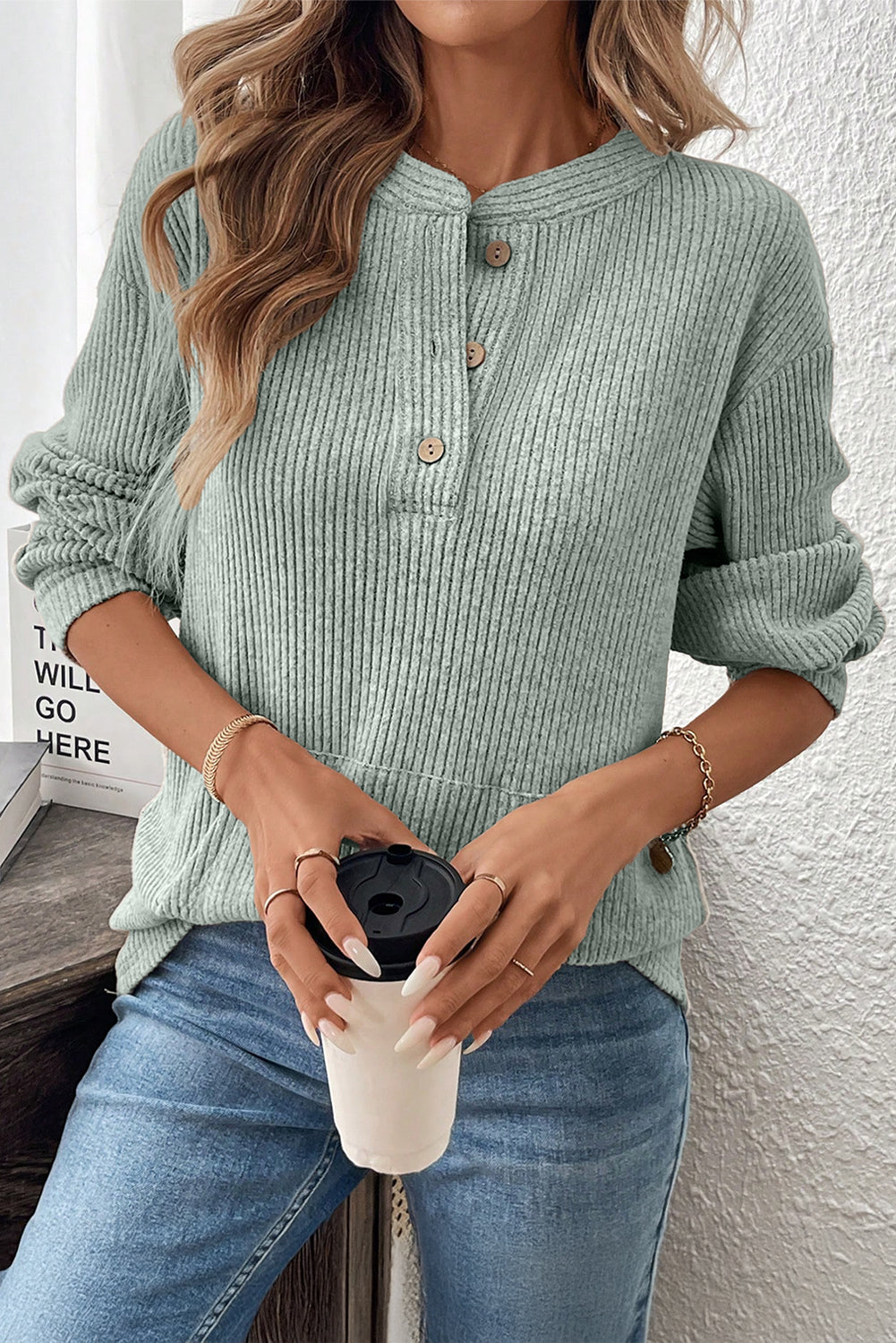 Top de punto Henley Clearly Aqua con textura acanalada y hombros caídos