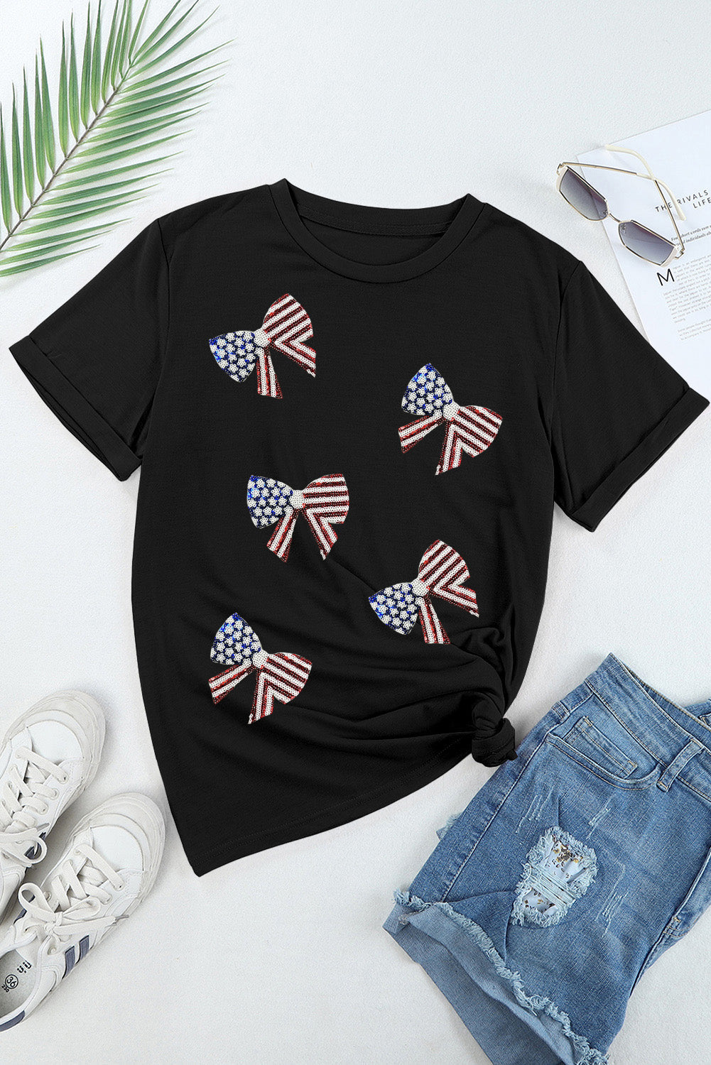 Camiseta de manga enrollada con lazo y lentejuelas negras en la bandera