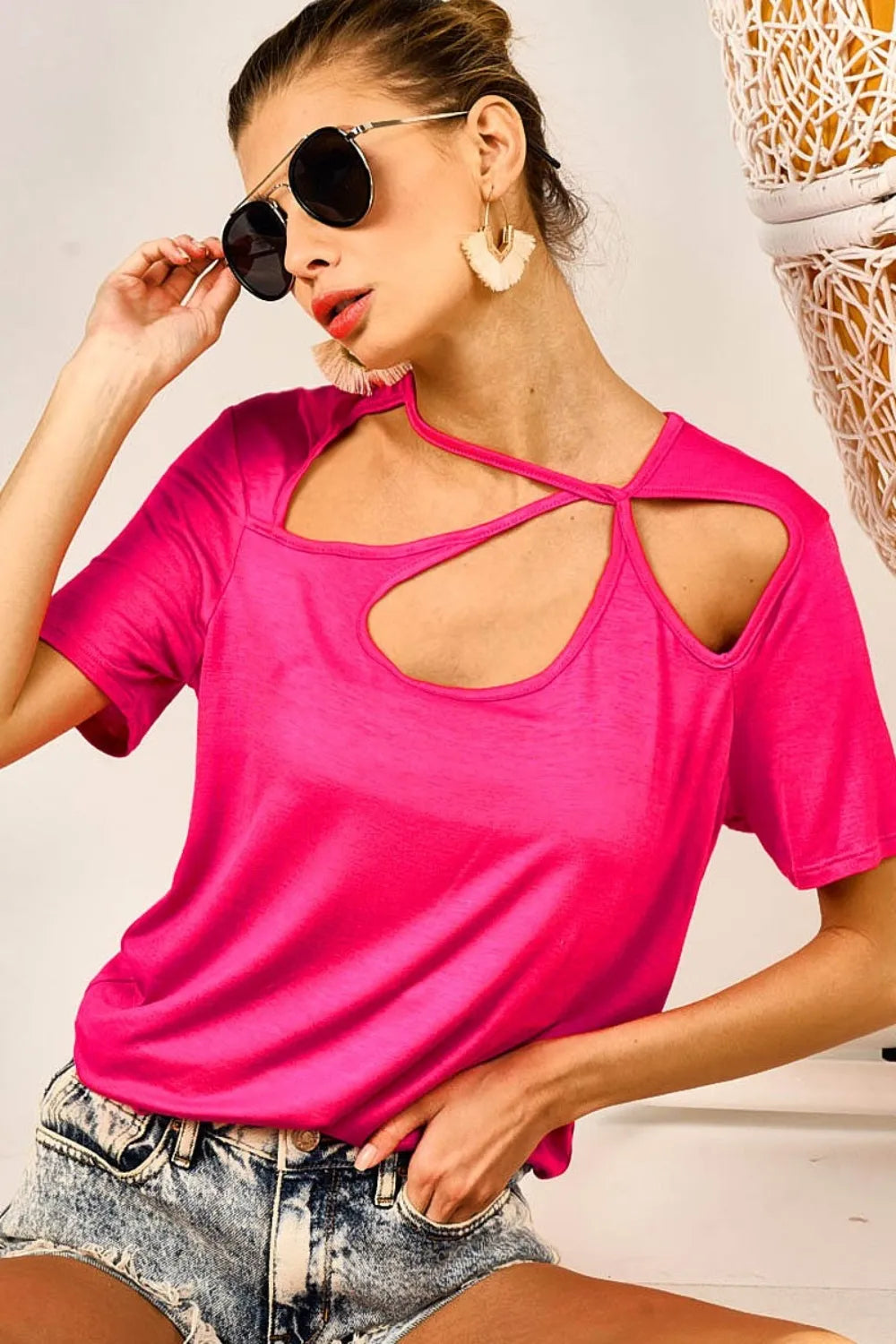 Camiseta de manga corta con cuello asimétrico y corte BiBi
