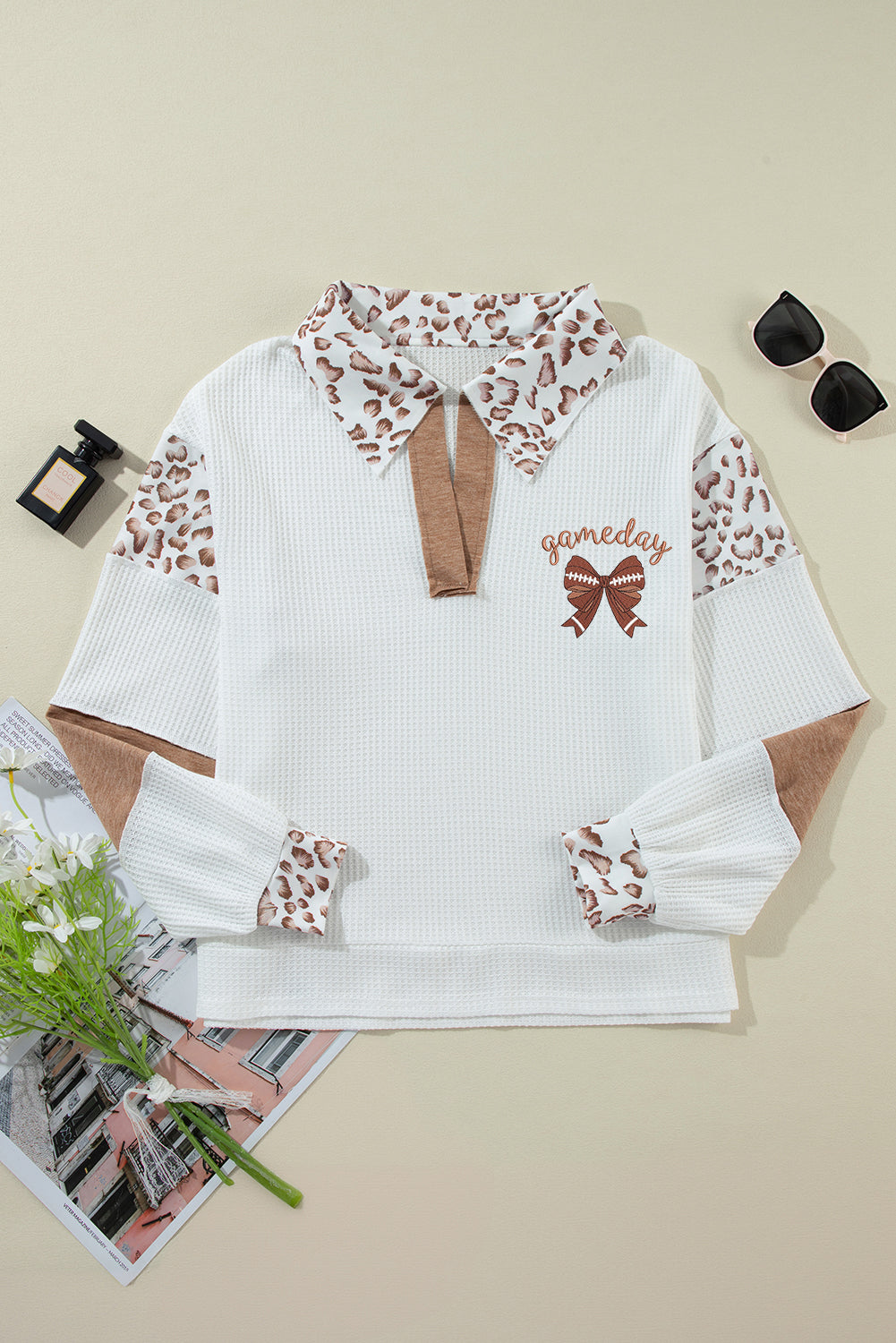 Top de rugby con lazo, gráfico bordado, cuello de leopardo, bloques de color y retazos, blanco, para día de partido