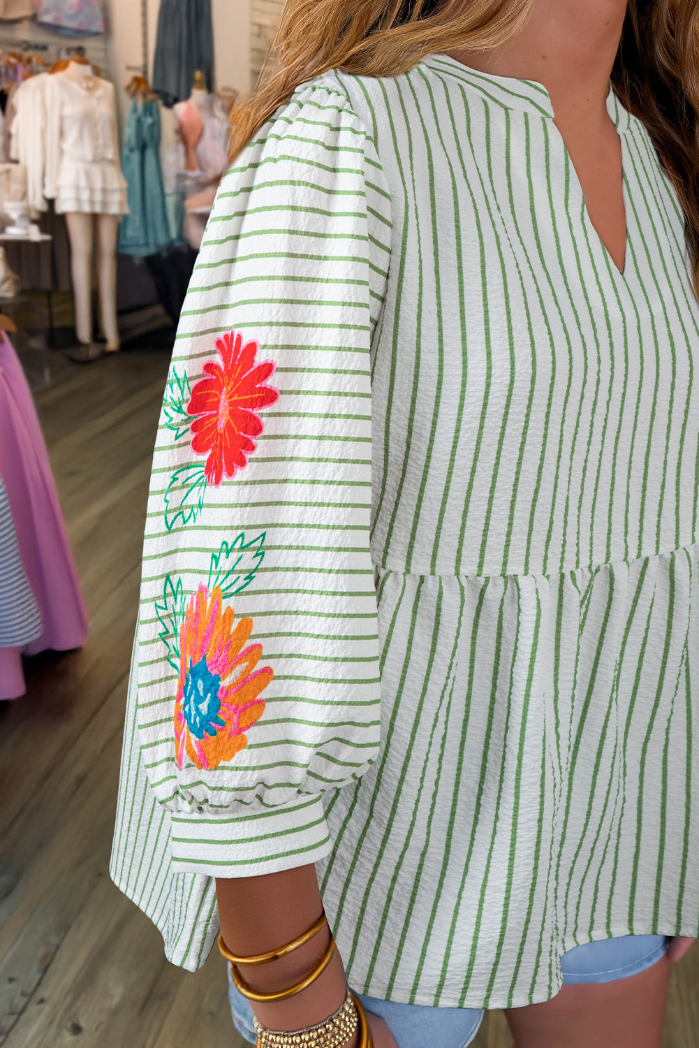 Blusa Babydoll Escote V con Muesca y Manga Abullonada con Rayas Verdes Florales