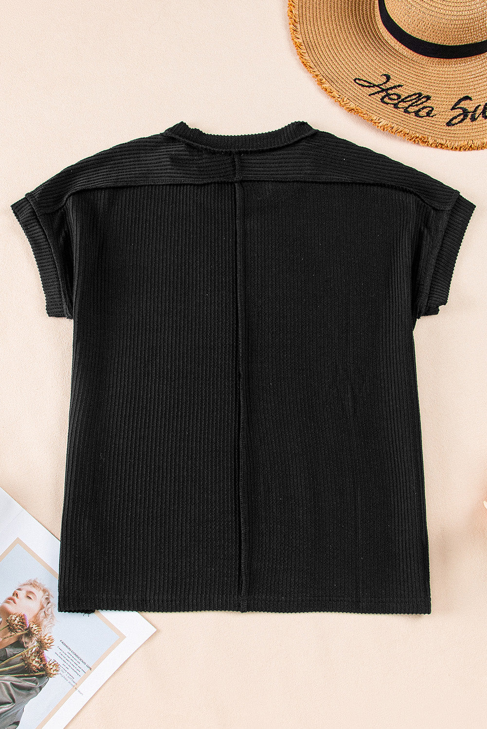 Camiseta blanca de punto acanalado arrugado con cuello redondo