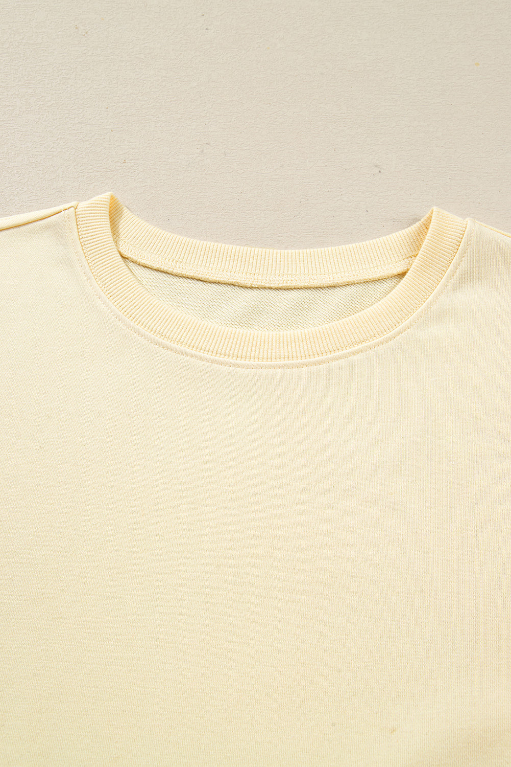 Minivestido suelto de manga larga con dobladillo con volantes de dos capas en color beige