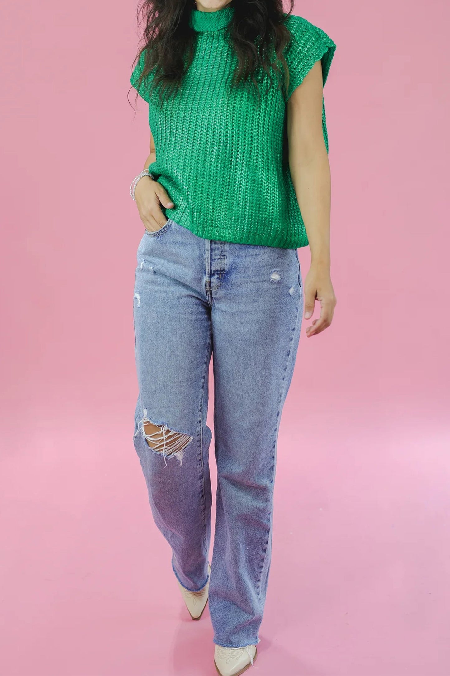Suéter de punto de color verde brillante liso con cuello alto y manga corta