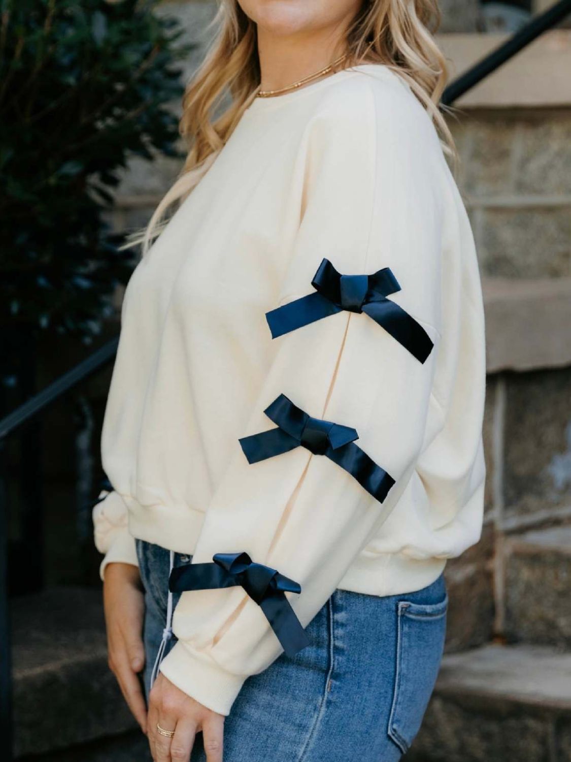 Sudadera de manga larga con cuello redondo y lazo en contraste