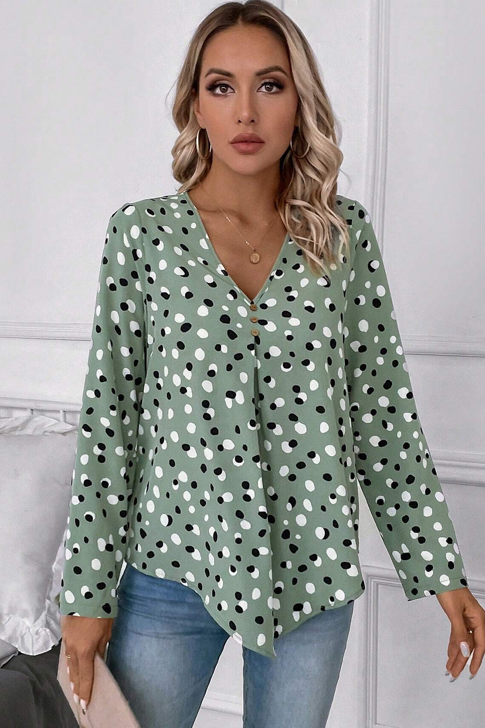 Blusa de cuello V con botones y estampado de lunares verdes