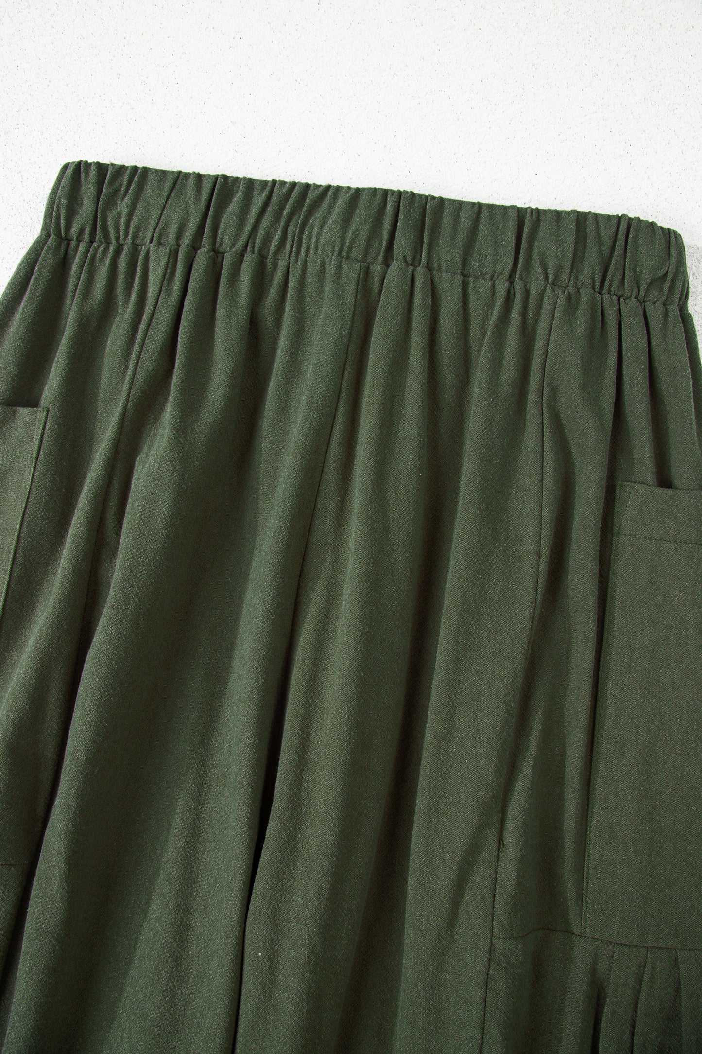 Pantalones casuales de pierna ancha con cintura elástica con cordón y bolsillos de parche en verde selva