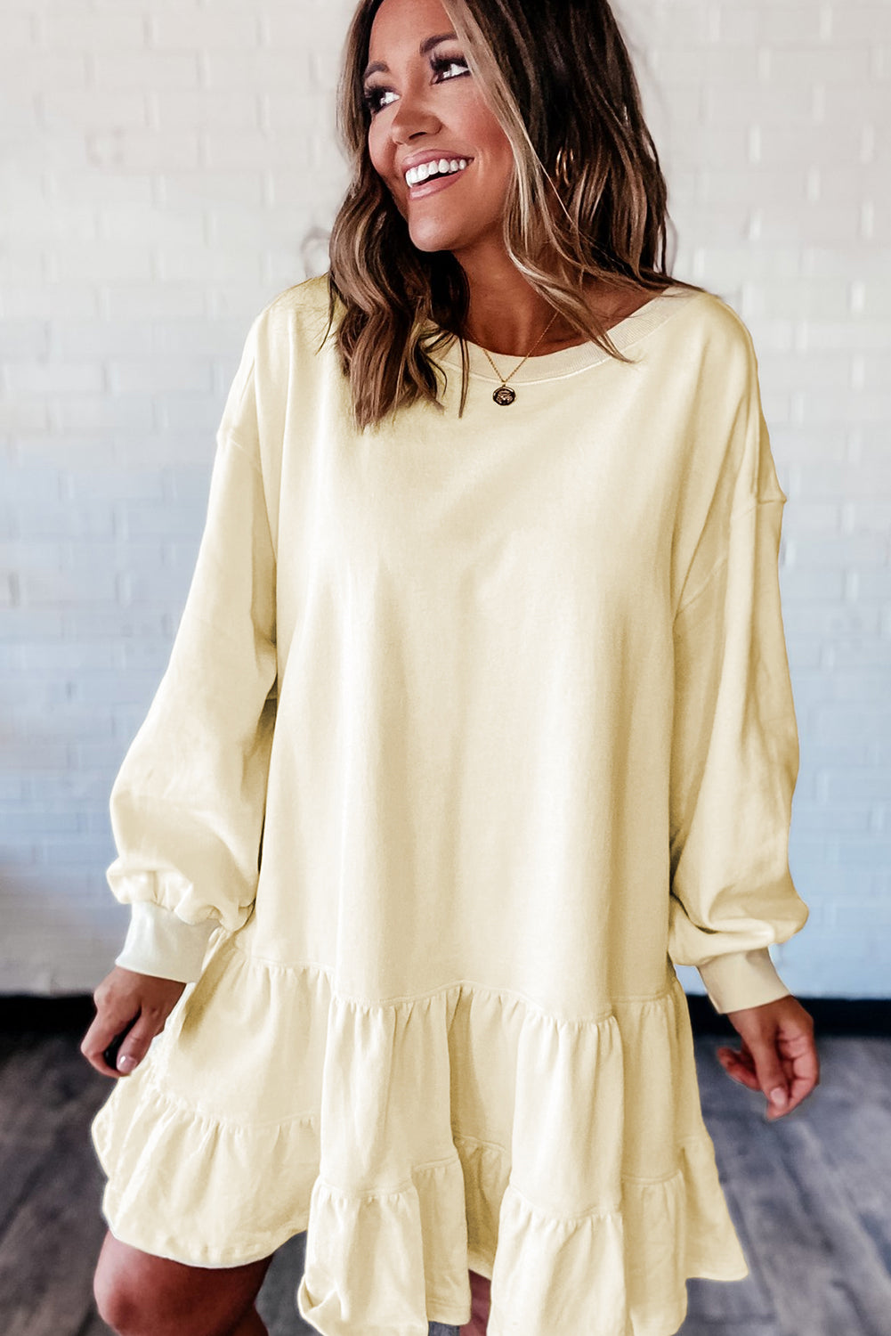 Minivestido suelto de manga larga con dobladillo con volantes de dos capas en color beige