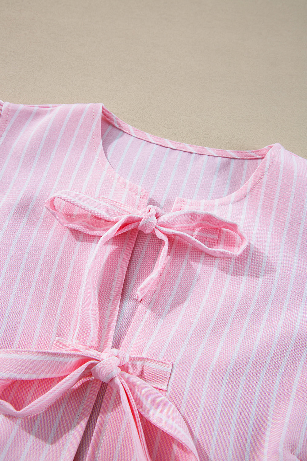 Blusa de cuello redondo a rayas con lazo