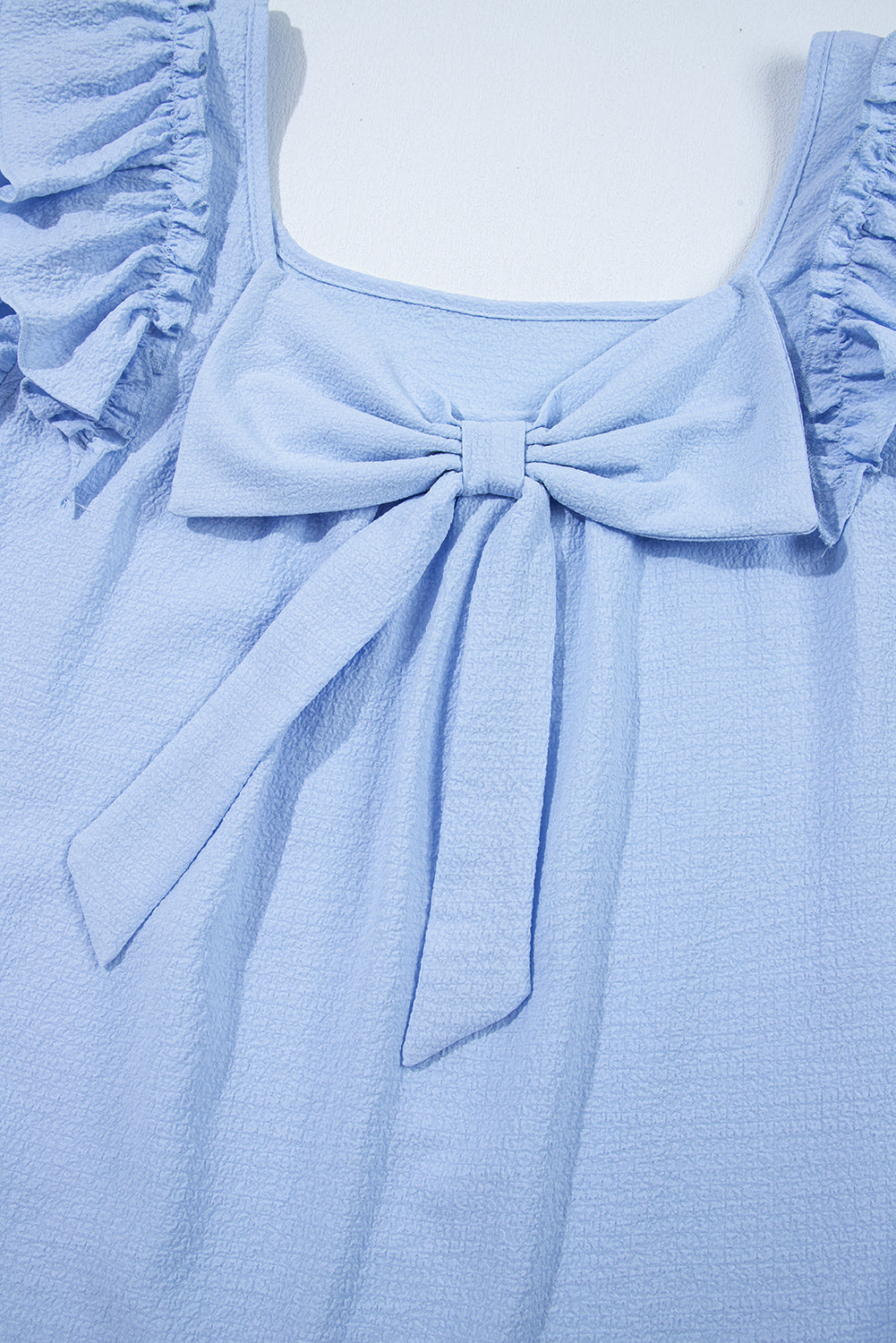 Blusa Beau Blue con mangas mariposa con volantes y nudo de lazo texturizado