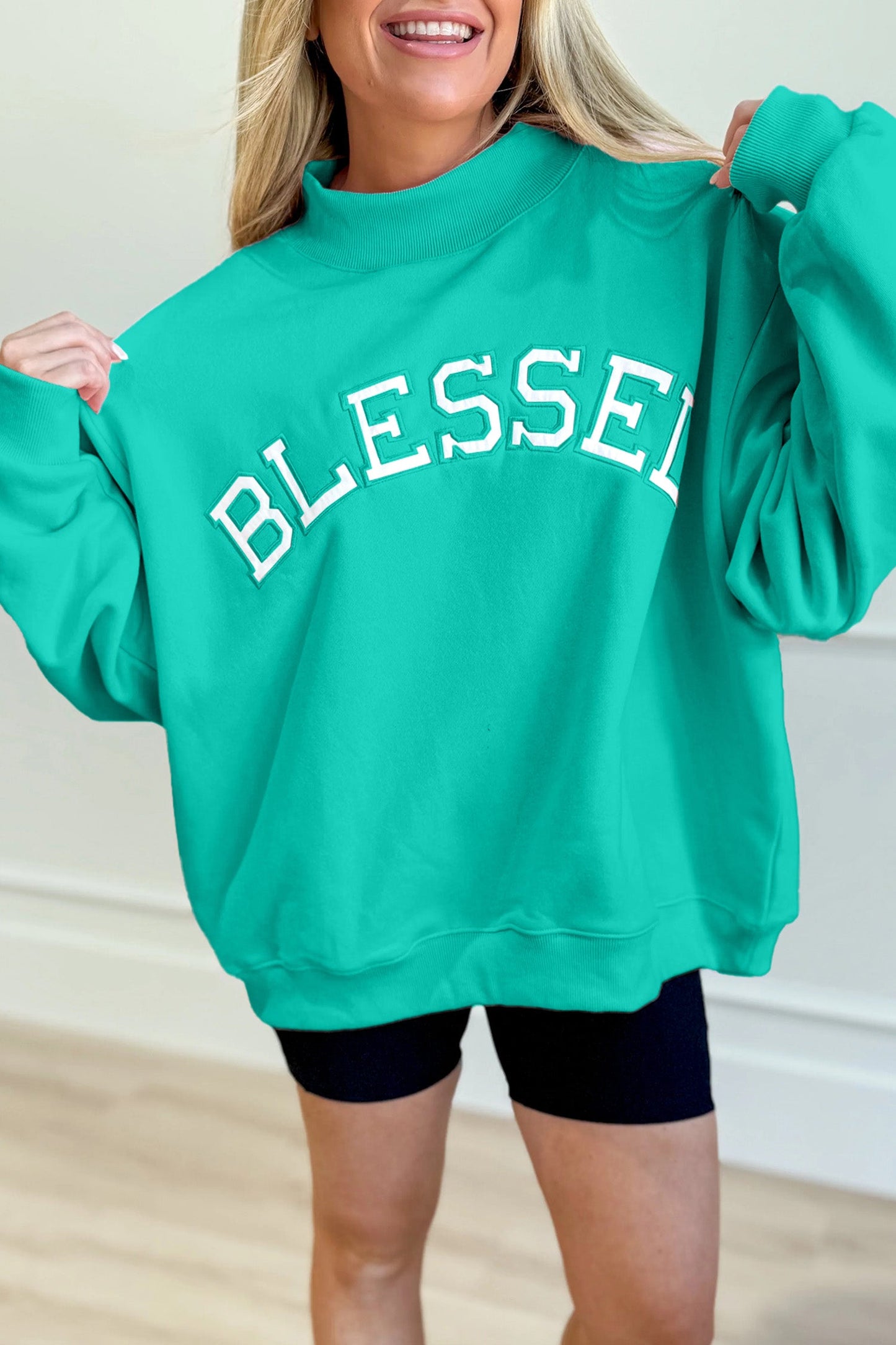 Sudadera extragrande de cuello alto rosa brillante con bordado "Blessed"