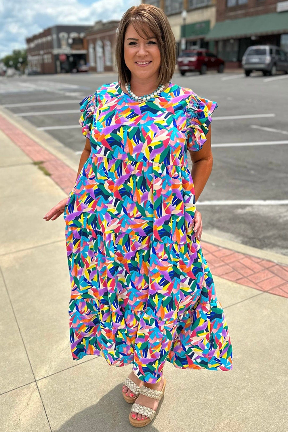 Vestido largo escalonado de talla grande con estampado abstracto azul y manga con volantes