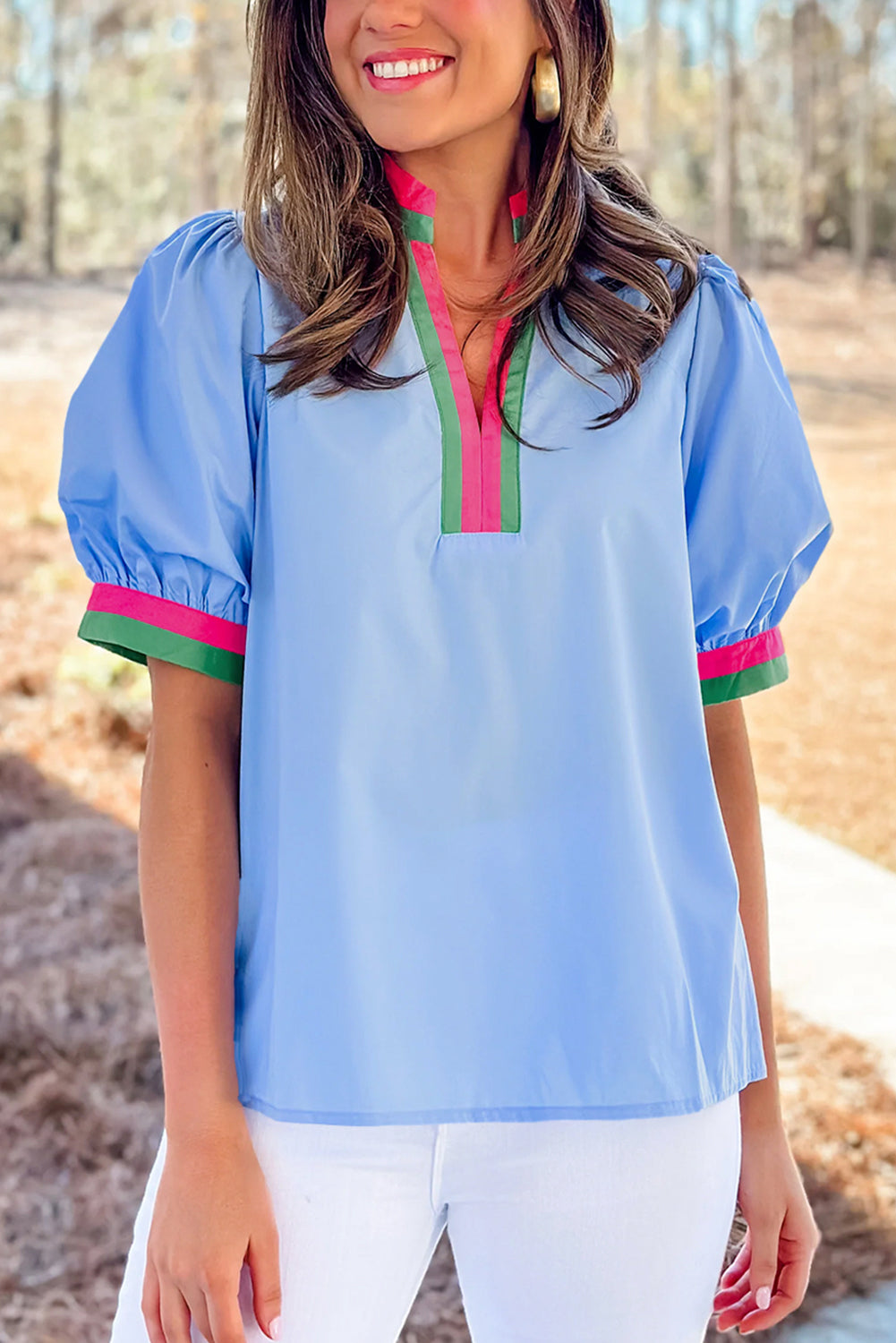 Blusa azul cielo con mangas abullonadas y toque de color en el escote
