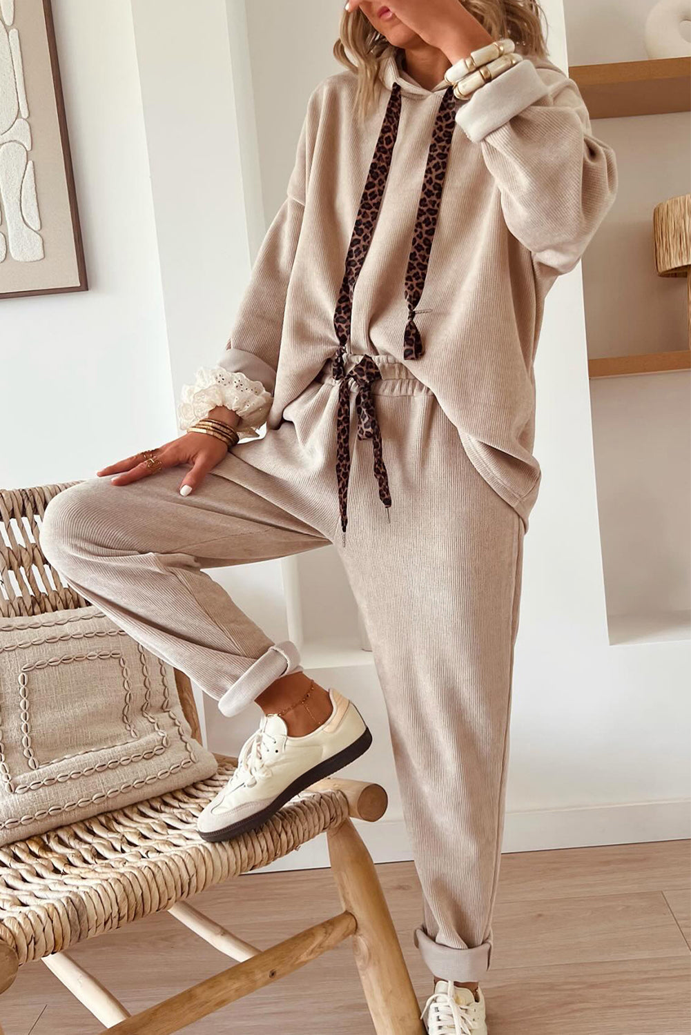 Sudadera con capucha y cordón gris humo y traje de pana de pantalón de talle alto