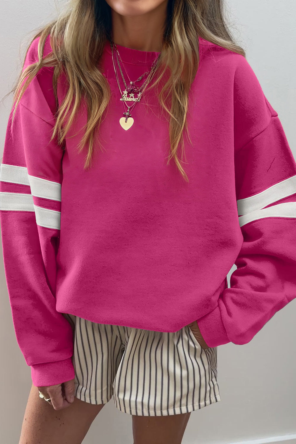 Sudadera Oversize Azul Cielo con Detalle de Rayas Universitarias y Hombros Caídos