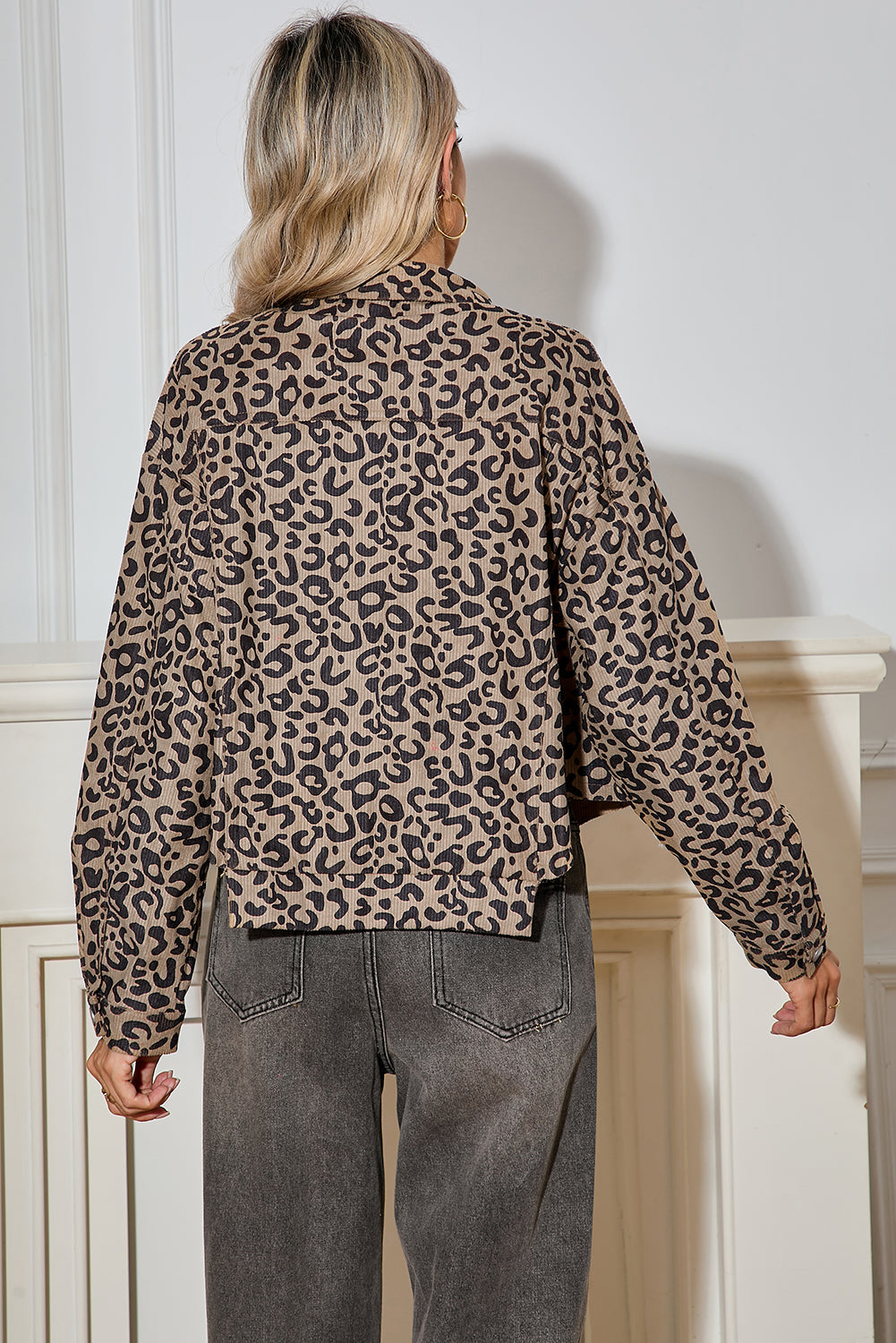 Chaqueta Corta de Leopardo Caqui Oscuro con Bajo Sin Rematar