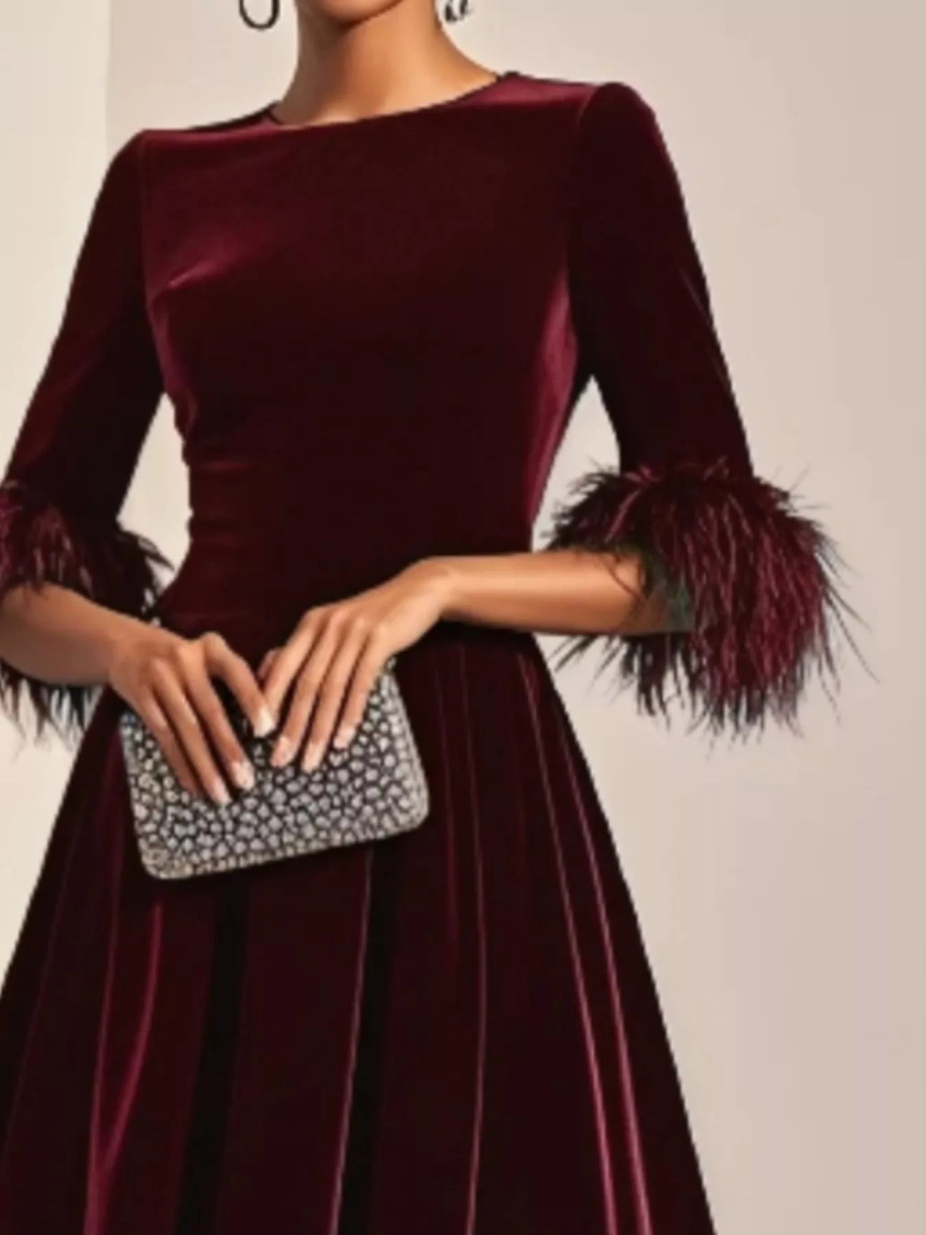 Vestido Midi de Terciopelo con Puños de Plumas
