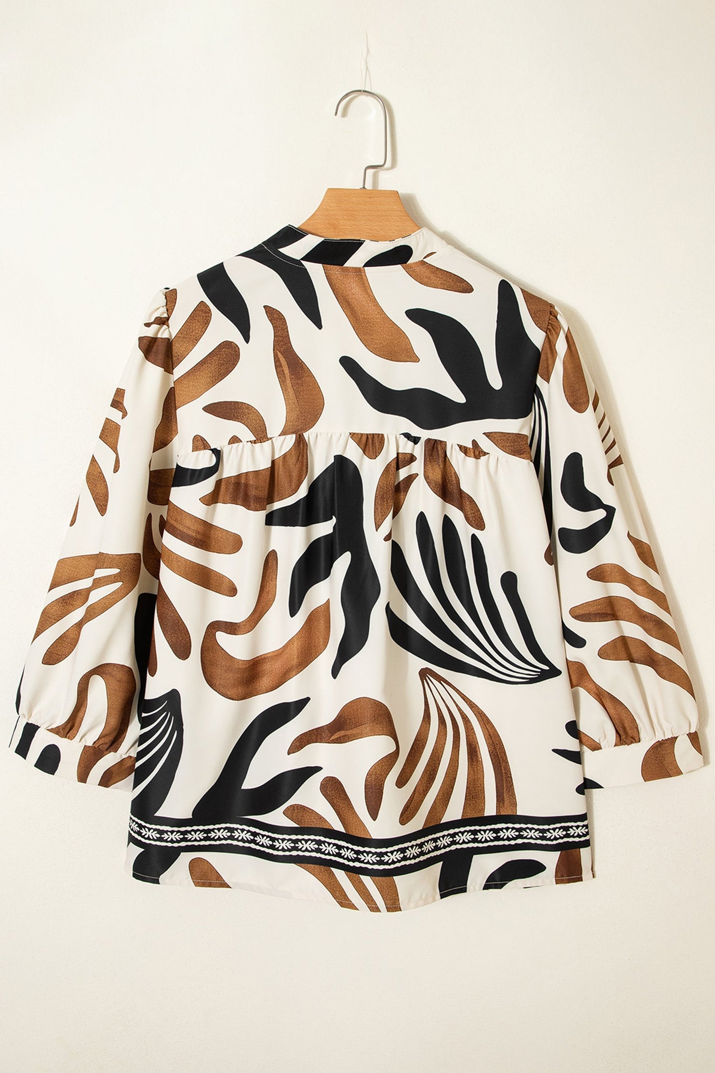 Blusa suelta con estampado abstracto marrón y mangas abullonadas
