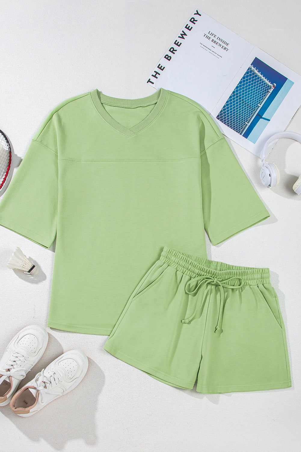 Conjunto de camiseta y shorts verde Meadow Mist de manga corta y cuello de pico suelto