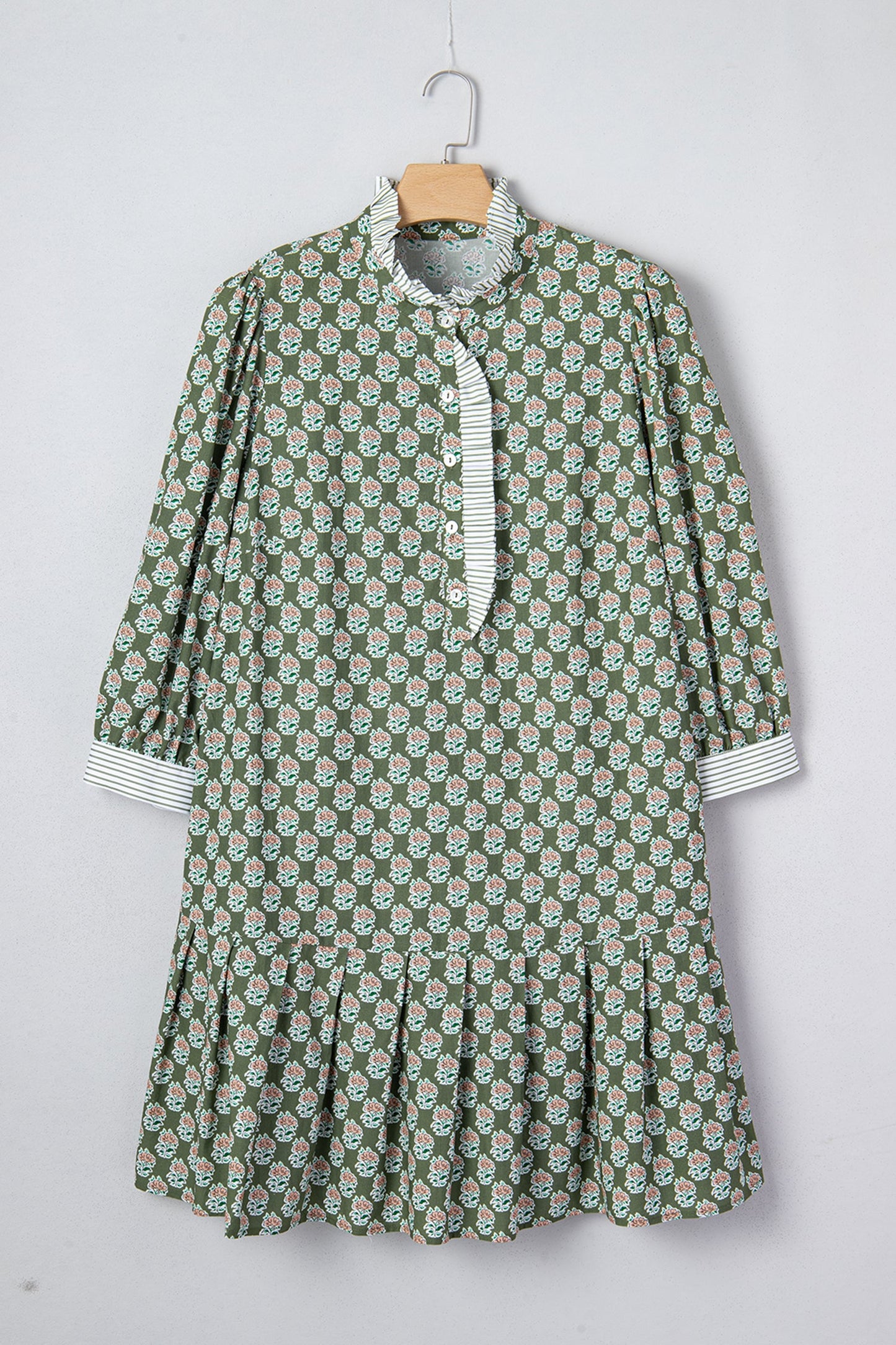 Vestido floral de talla grande con cuello con volantes, mangas 3/4 y rayas en contraste verdes