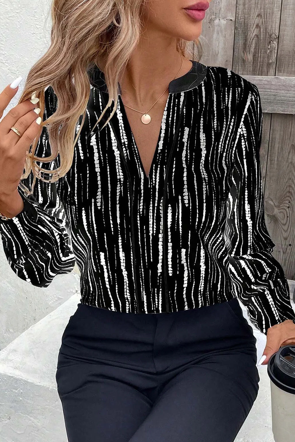 Blusa negra de primavera y otoño con estampado abstracto, cuello en V y manga larga