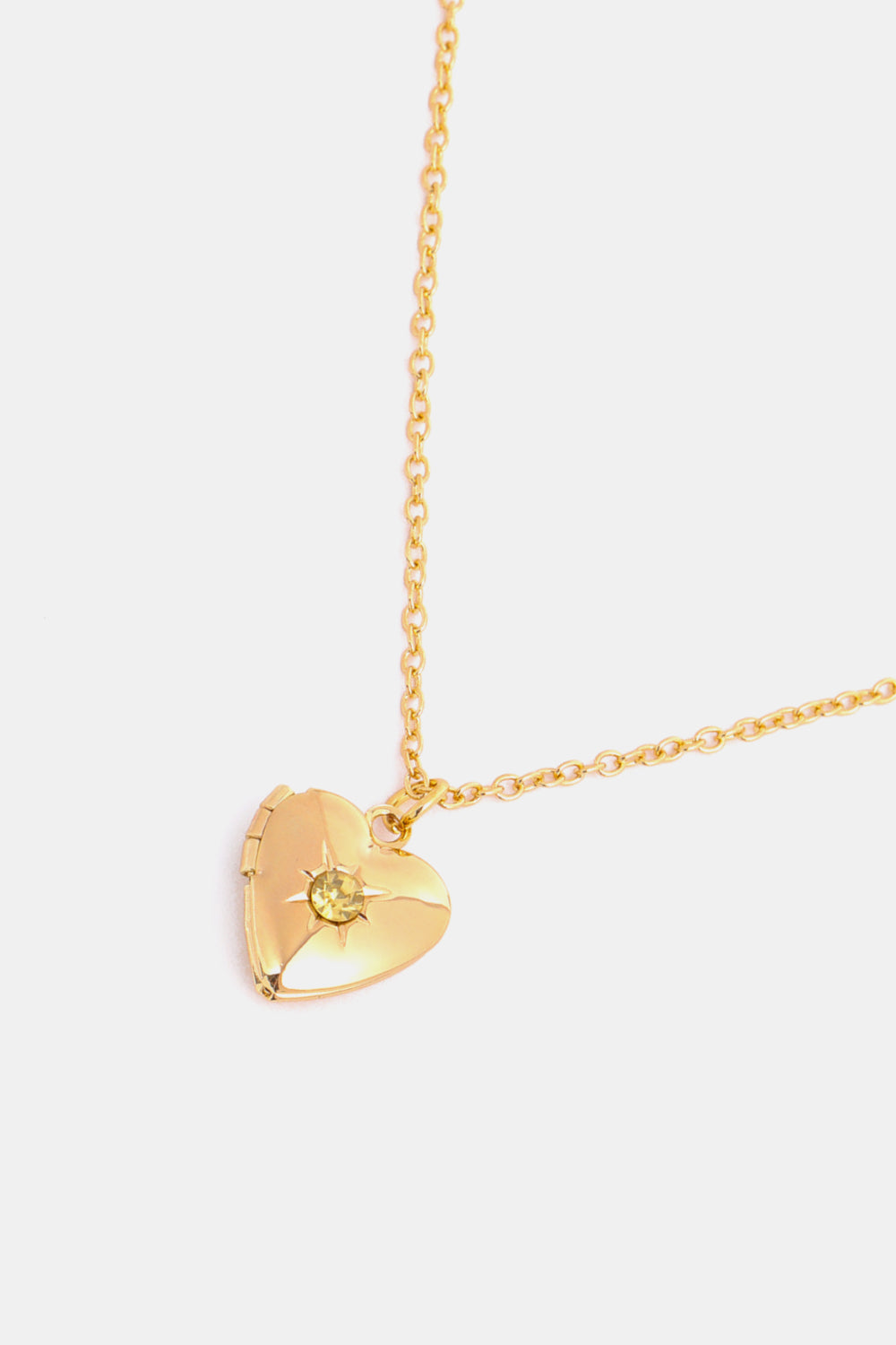 Collar con colgante de circonita en forma de corazón y chapado en oro de 14 quilates