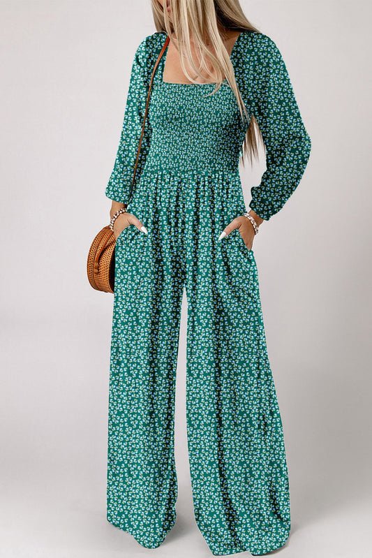 Mono de pierna ancha con estampado floral verde, cuerpo fruncido y cuello cuadrado