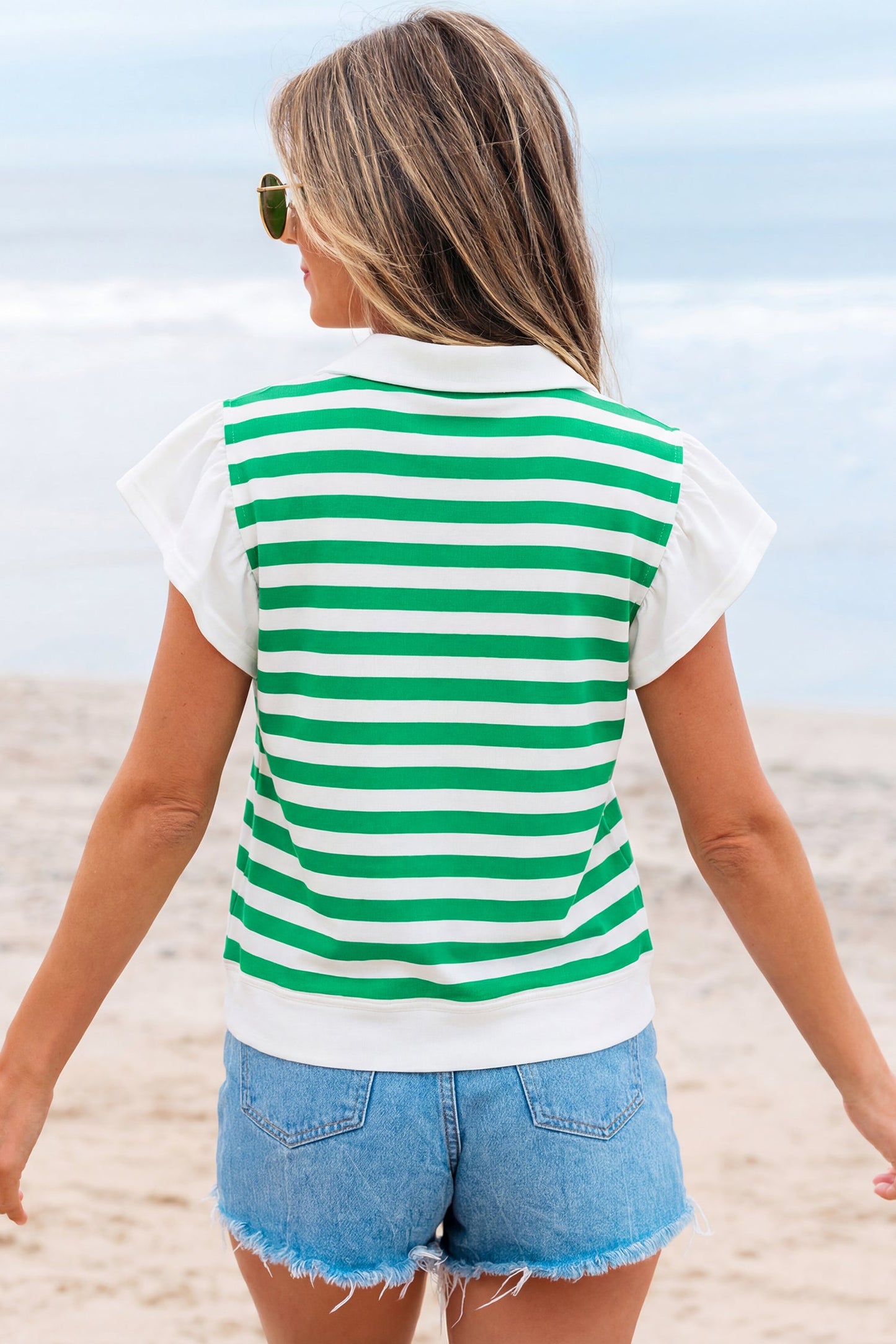 Blusa rosa a rayas con cuello en V y manga corta con volantes