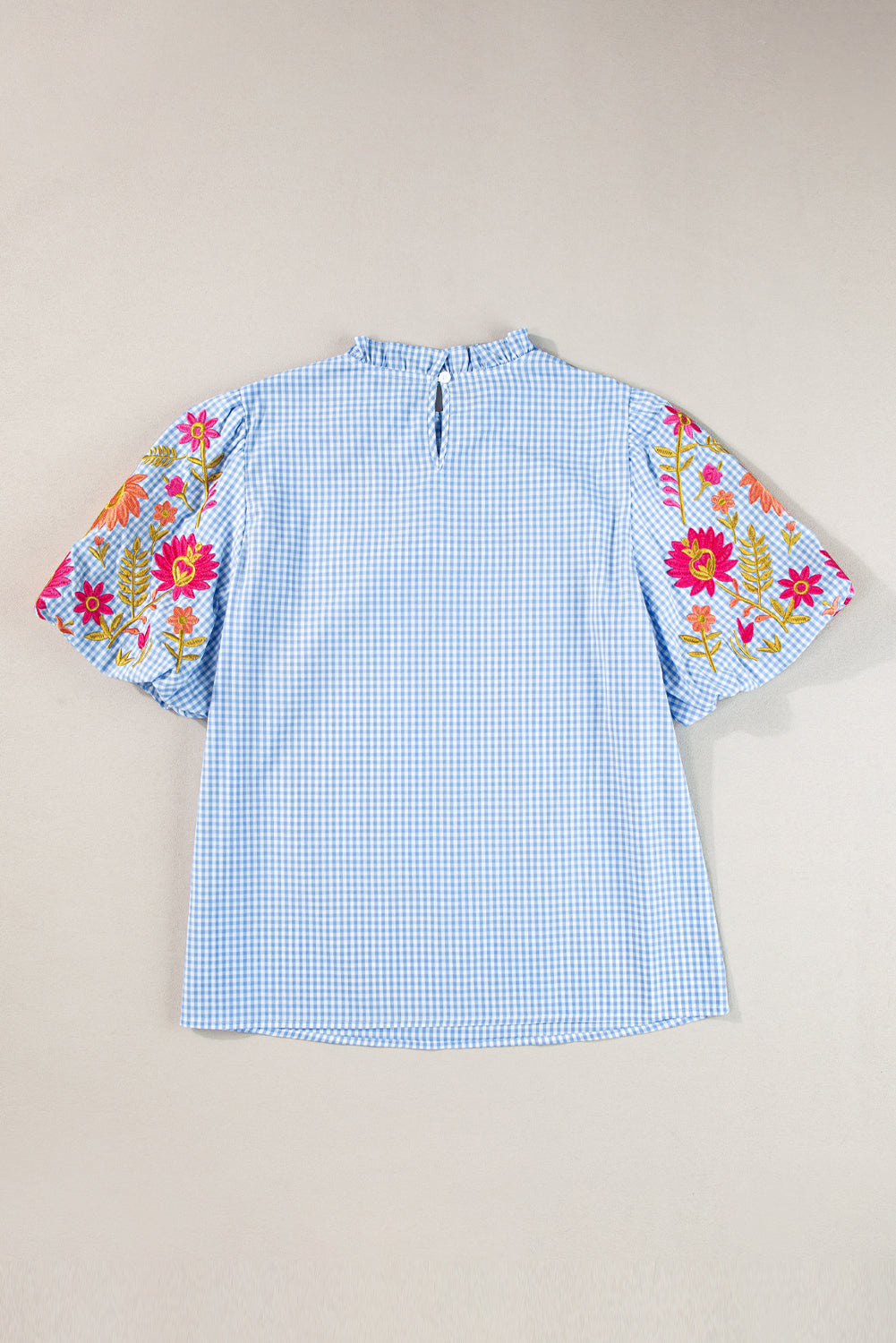 Blusa azul claro de cuadros vichy con bordado floral y mangas abullonadas