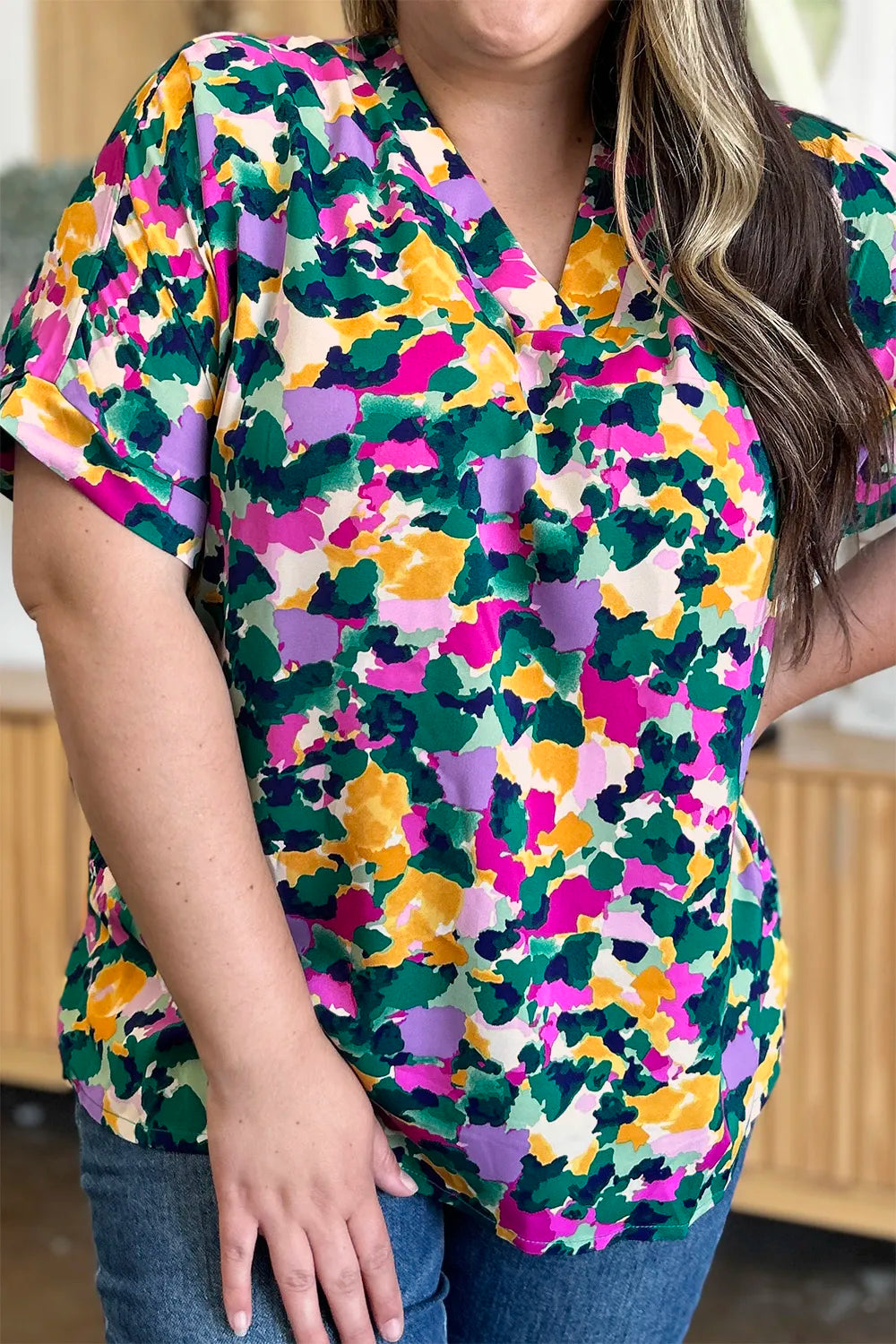 Blusa de cuello V estampada de talla completa con manga corta y abertura lateral Double Take
