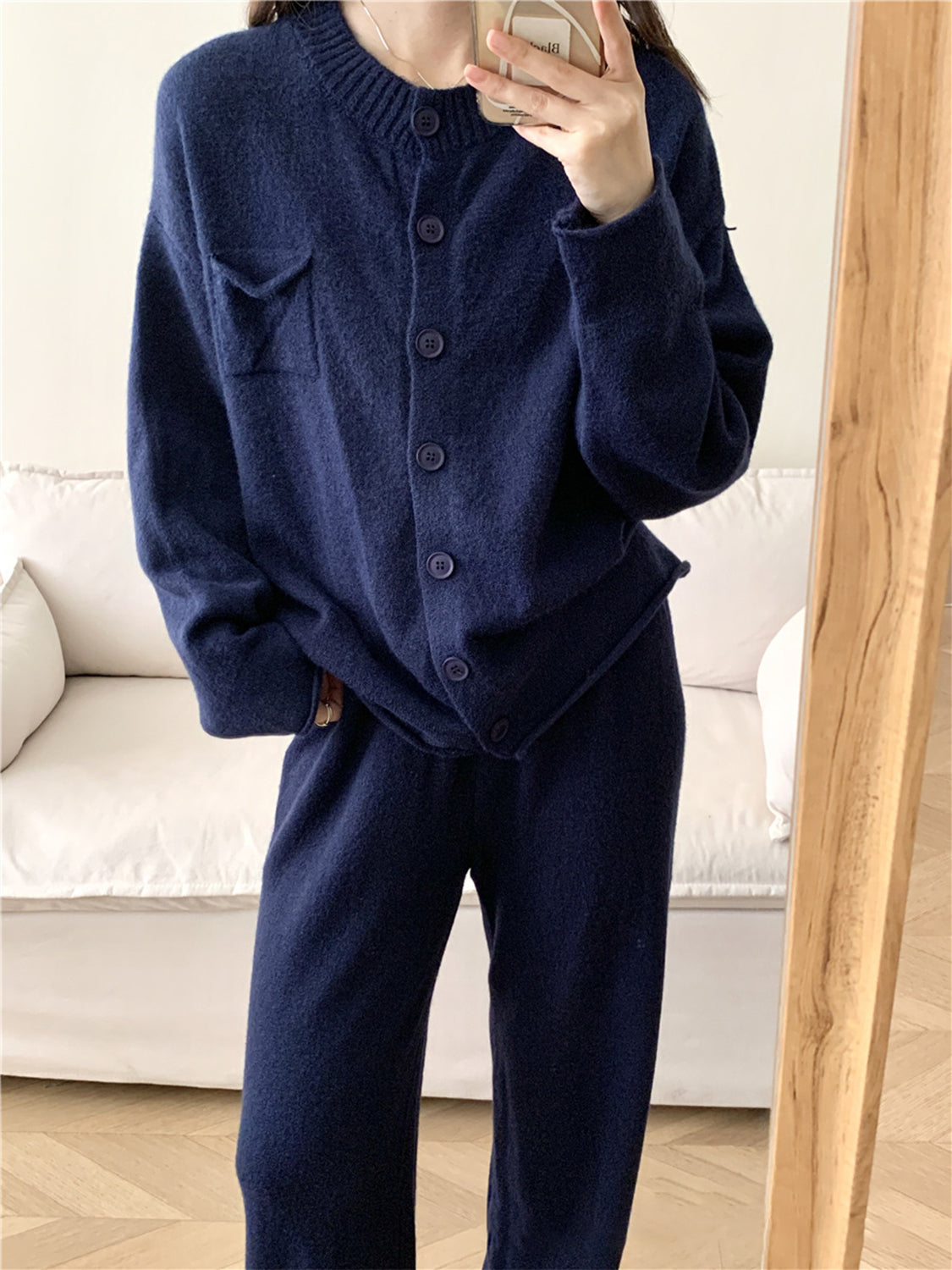 Conjunto de cárdigan con cuello redondo y botones, y pantalón
