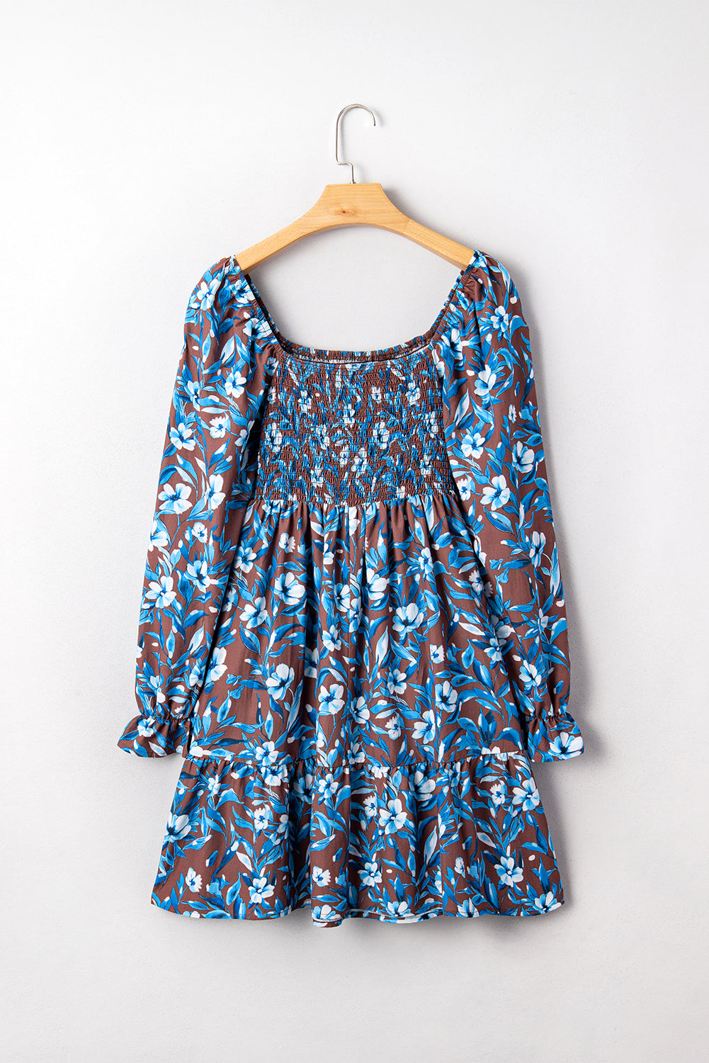 Vestido floral azul con cuerpo fruncido, cintura alta y mangas con volantes