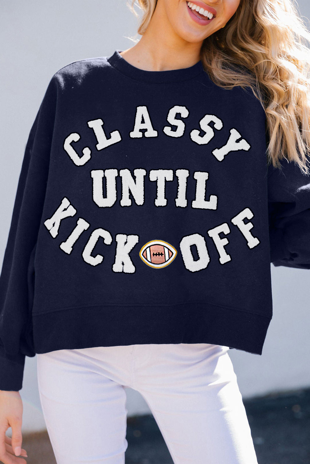 Sudadera suelta con letras de peluche "CLASSY UNTIL KICKOFF" negra