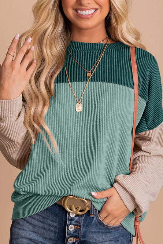 Top suelto de manga larga con bloques de color verde y tejido acanalado