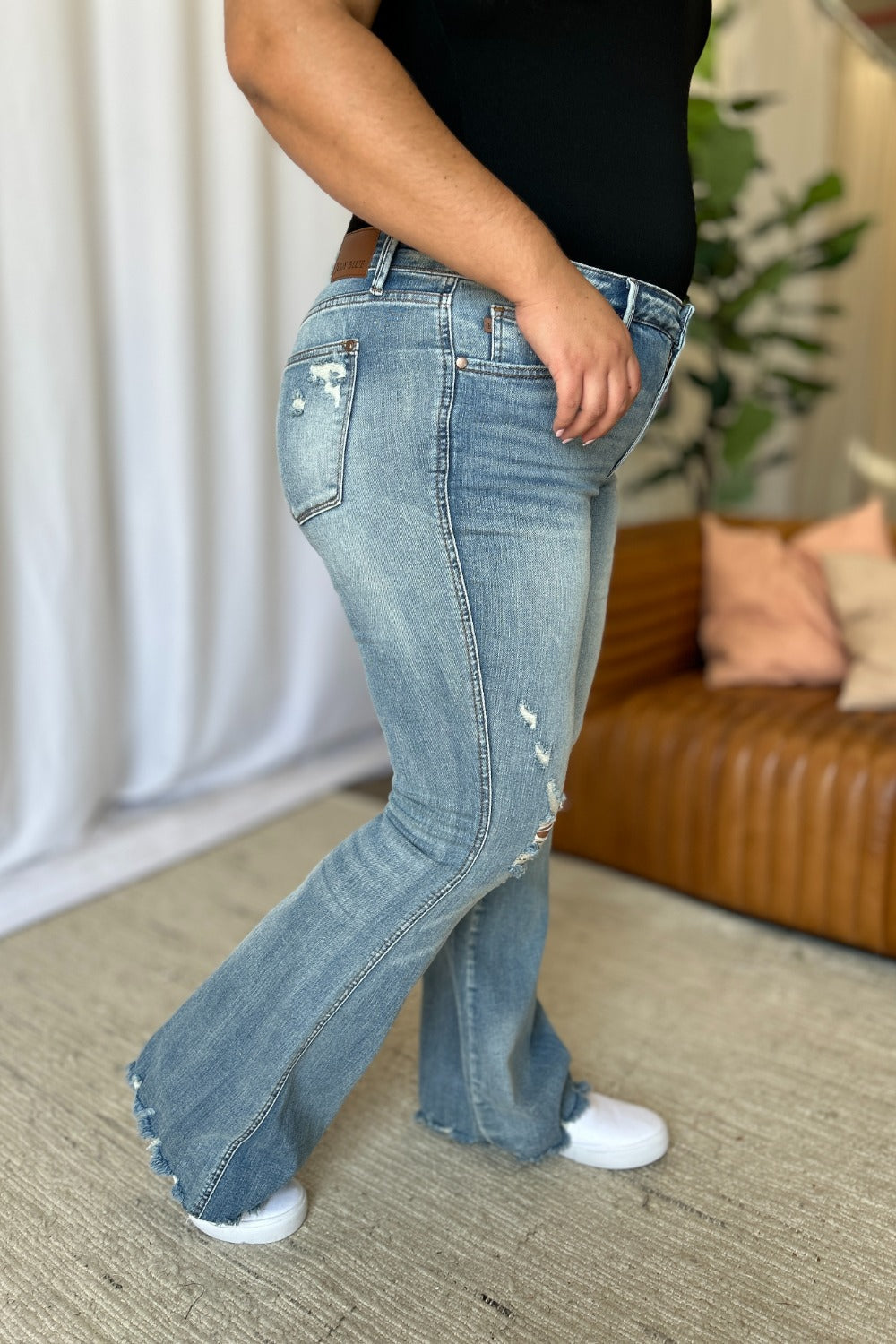 Judy Blue Talla Completa Tiro Medio Control Abdomen Acampanado Roto