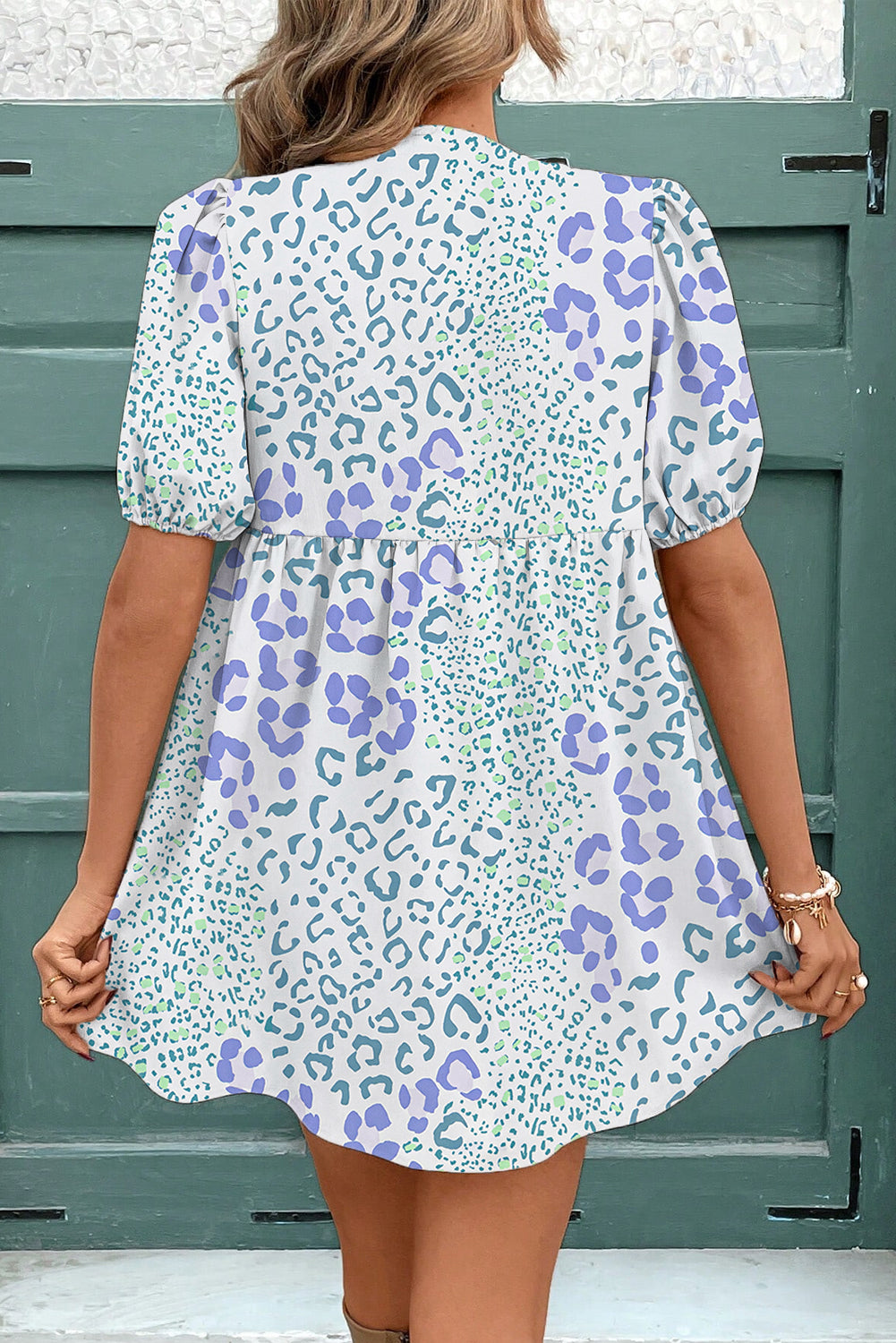 Minivestido con estampado de leopardo azul cielo, lazo en la parte delantera y mangas abullonadas