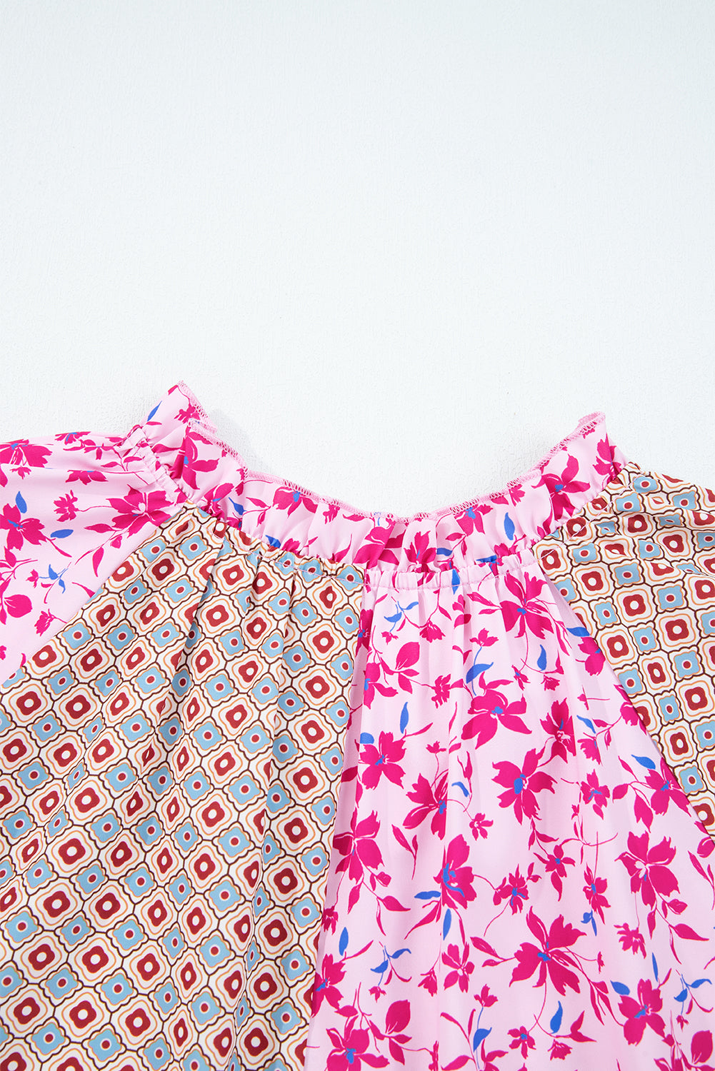 Blusa rosa estilo bohemio con retales florales mixtos, hombros caídos y mangas abullonadas
